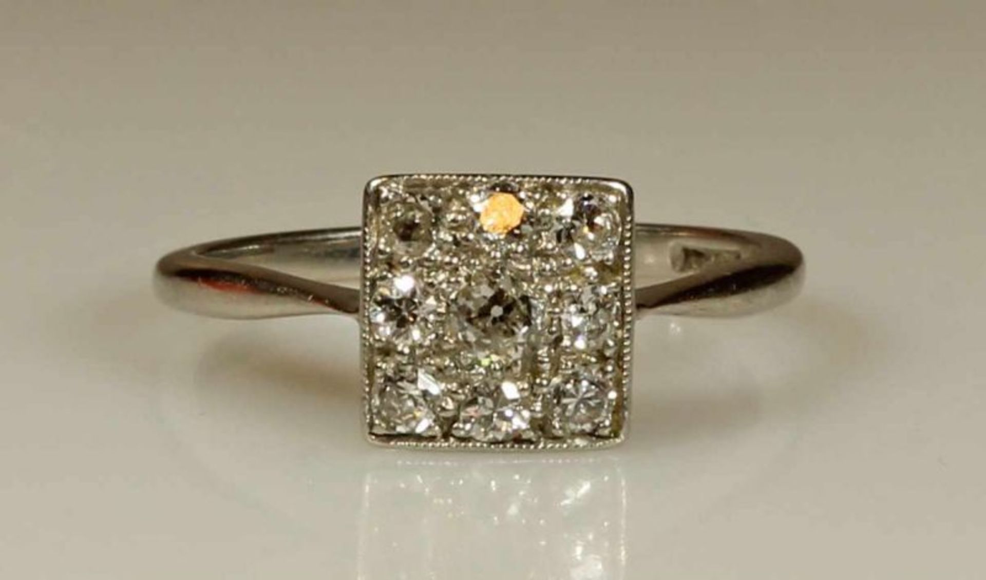 Ring, Art Deco, um 1920/30, Platin, 9 Diamanten, 2 g, RM 17 20.00 % buyer's premium on the hammer