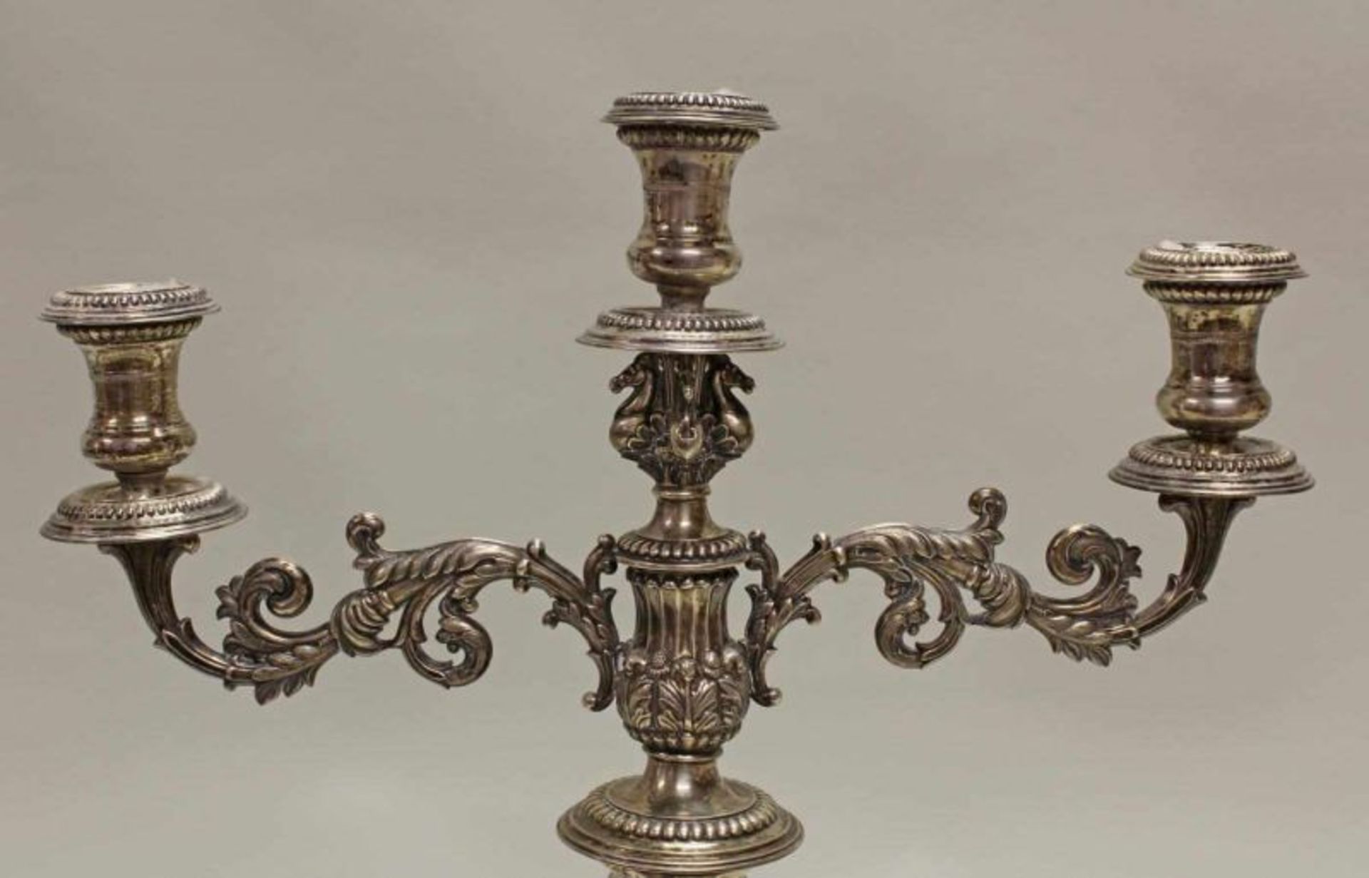 Paar Kerzenleuchter, Silber, ungemarkt, verziert mit Akanthus, Palmetten und Blüten, kannelierter - Image 2 of 3