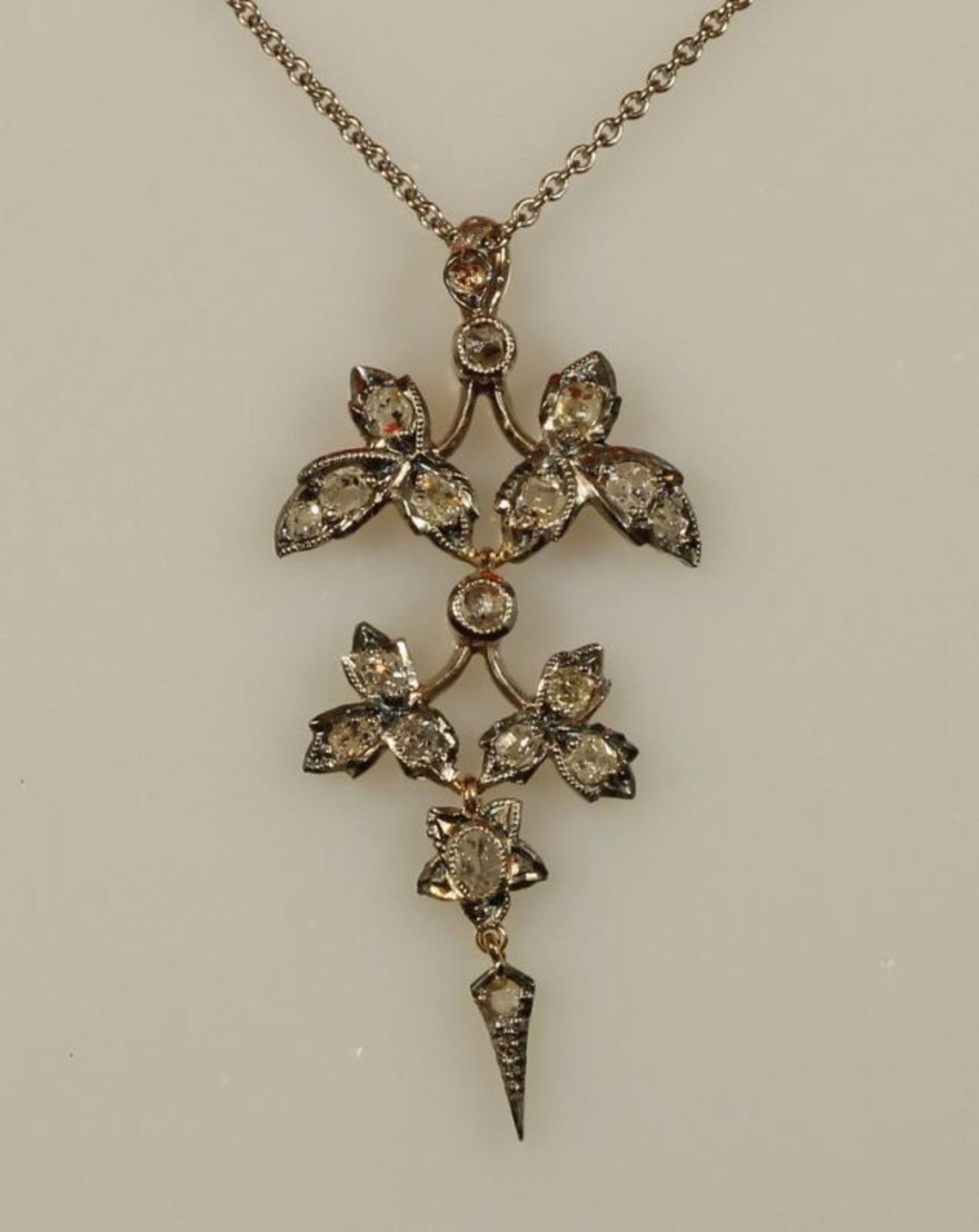 Kettenanhänger, Biedermeier, um 1830, RG 585, Silber belötet, 19 Diamant-Rosen ø ca. 1.5 mm bis 3