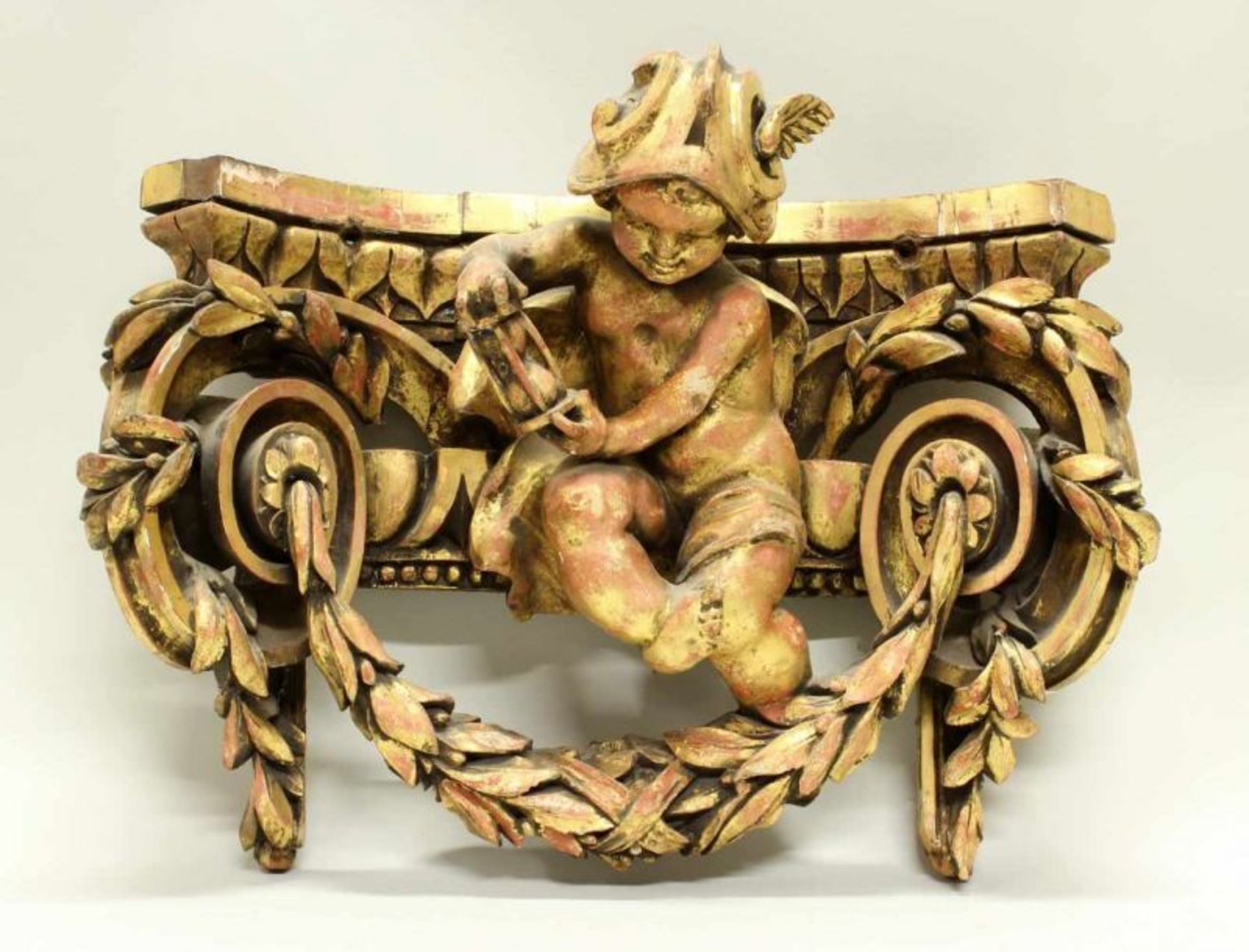 Holzschnitzerei, "Putto mit Stundenuhr", gold gefasst, 19./20. Jh., 33 x 43 cm, bestoßen 20.00 %