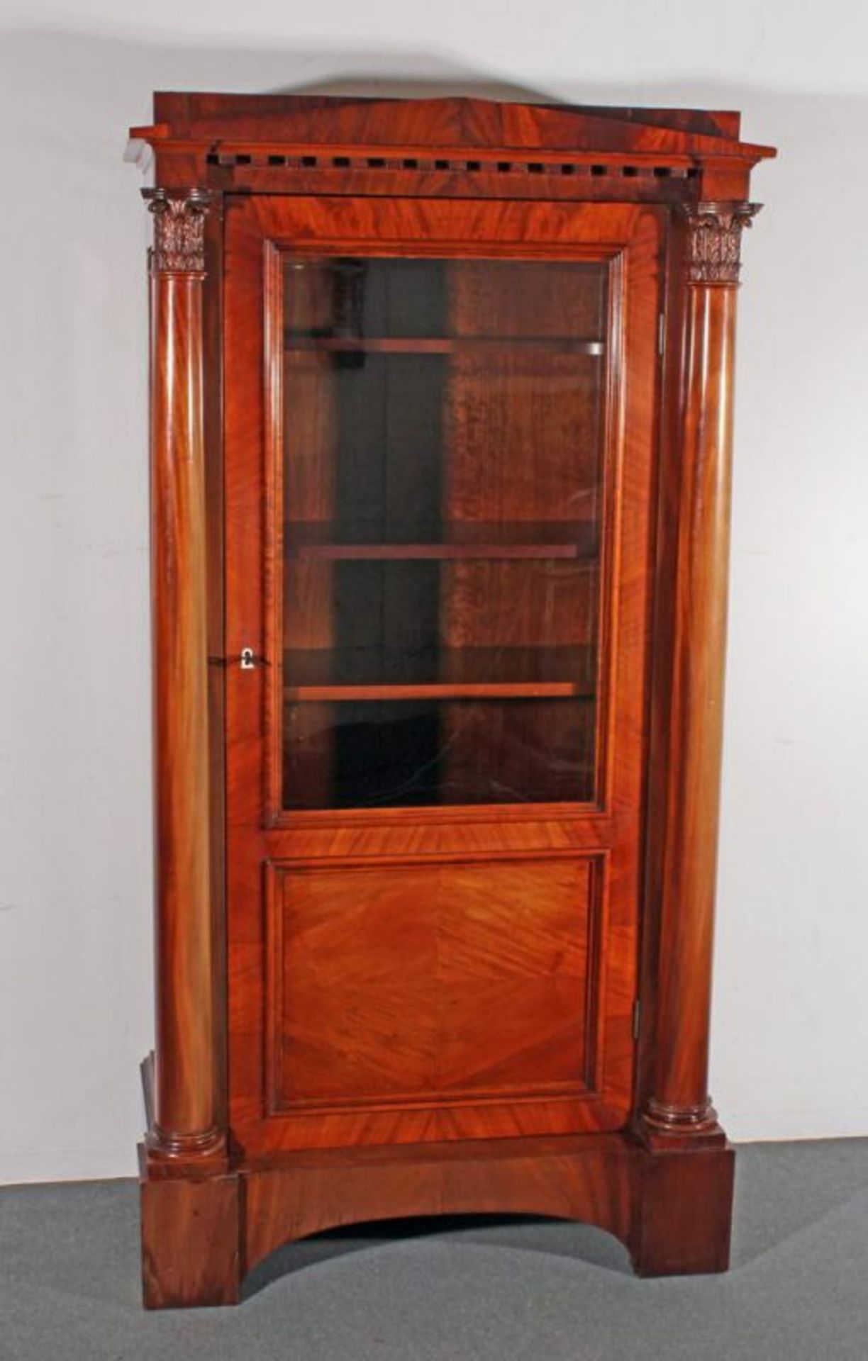 Vitrine, norddeutsch, Biedermeier, um 1825, Mahagoni, eine Tür, 2/3 verglast, seitliche Säulen mit