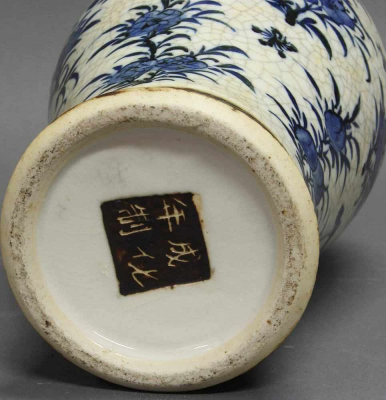 Paar Deckelvasen, China, 19.Jh., Porzellan, Balusterform, Blaudekor mit Blüten und Vögeln auf - Image 2 of 2