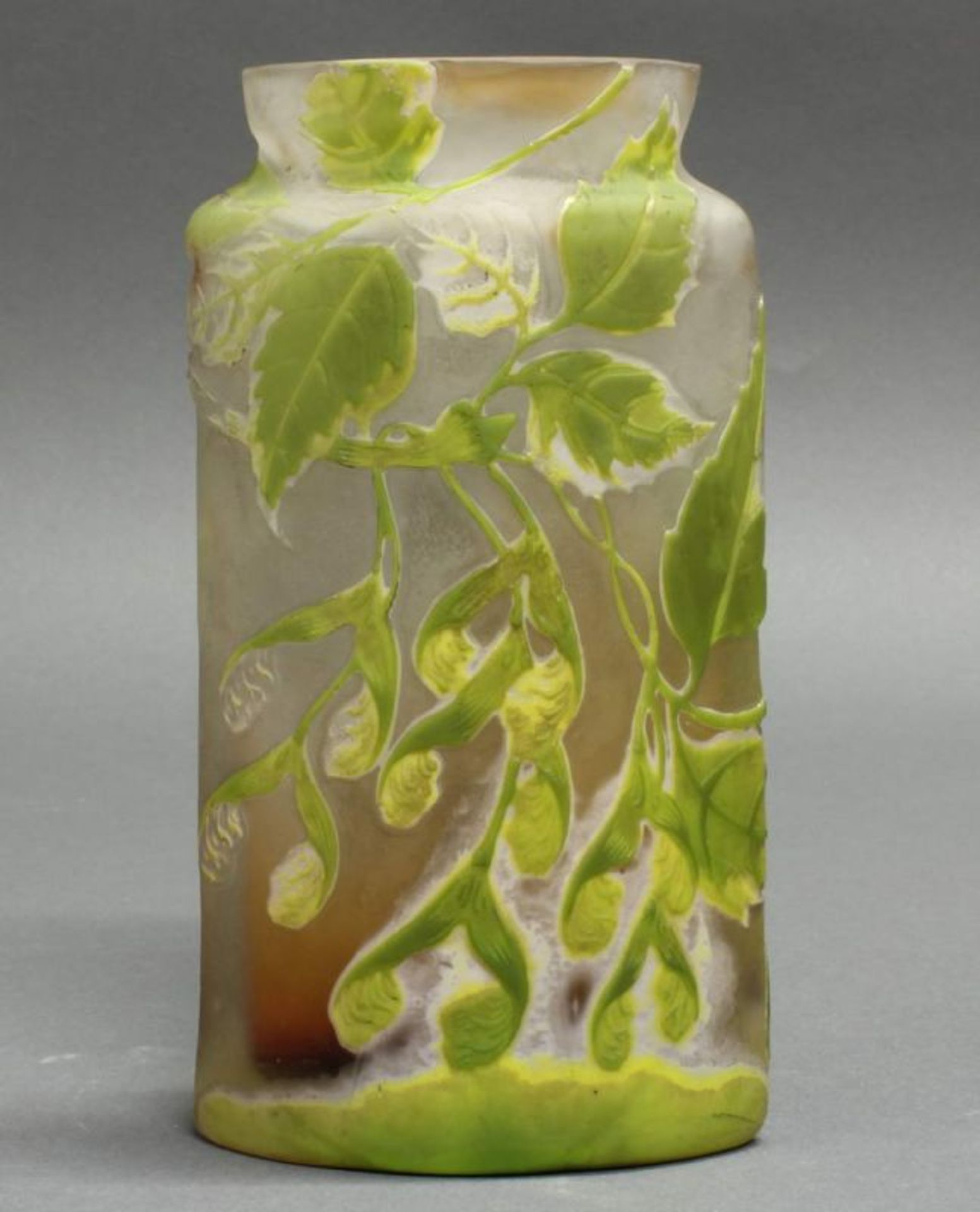 Vase, Emile Gallé, um 1910, Glas, farbiger Überfangdekor mit Eschenahorn, schauseitig gerundete