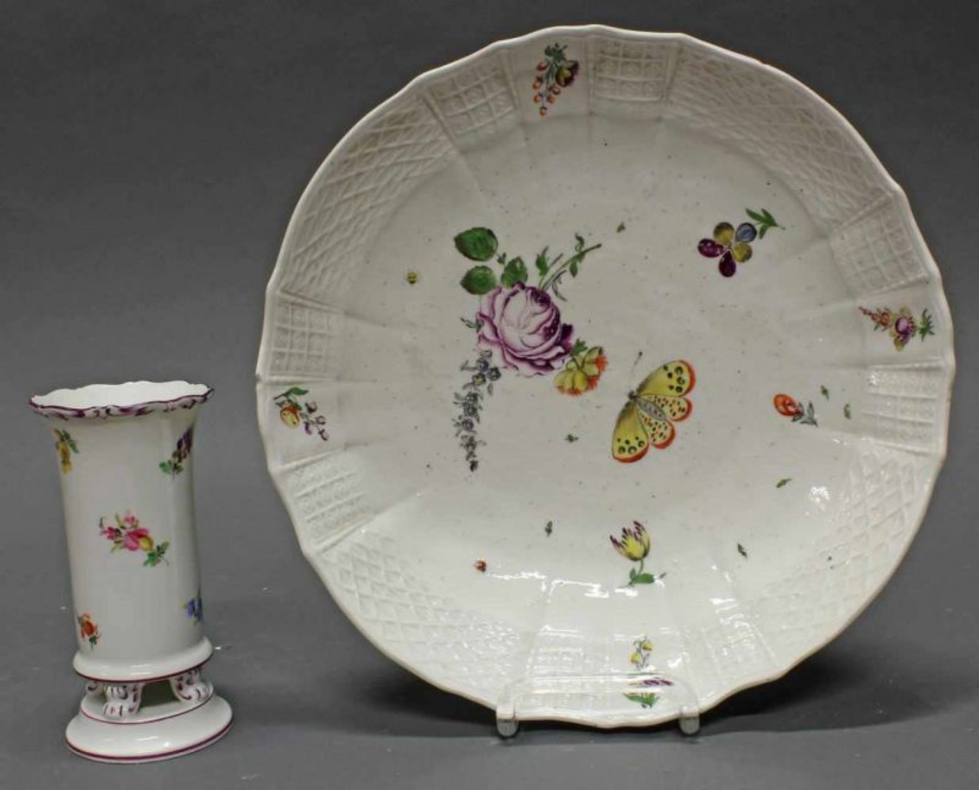 Tischvase, Meissen, Schwertermarke, 1. Wahl, bunte Streublümchen, manganfarbener Rand, 13.8 cm hoch;