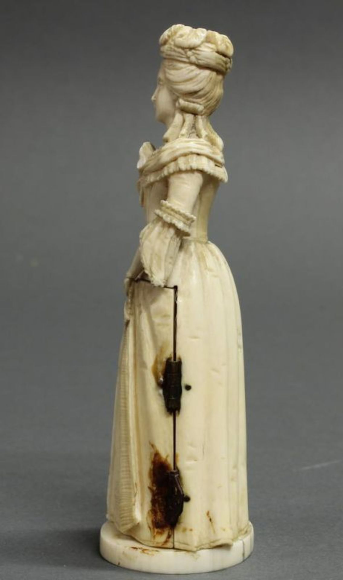 Elfenbeinfigur, "Dame mit Fächer", Rock aufklappbar, innen mit figürlicher Darstellung, 19. Jh., - Image 3 of 6