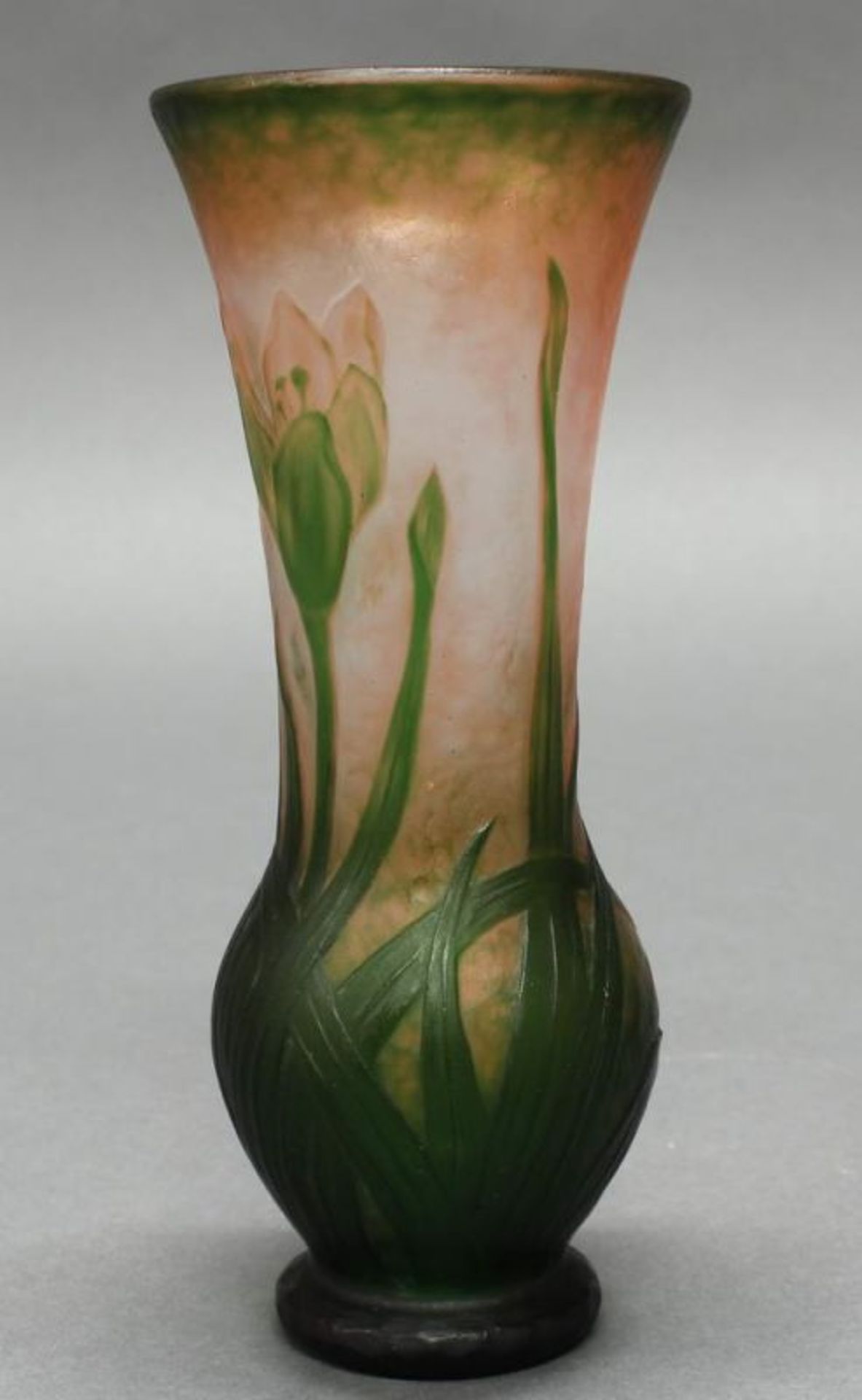 Vase, Daum, Glas, um 1900, Überfangdekor mit Herbstzeitlosen, grün und lachsfarben, gravierter - Image 2 of 4