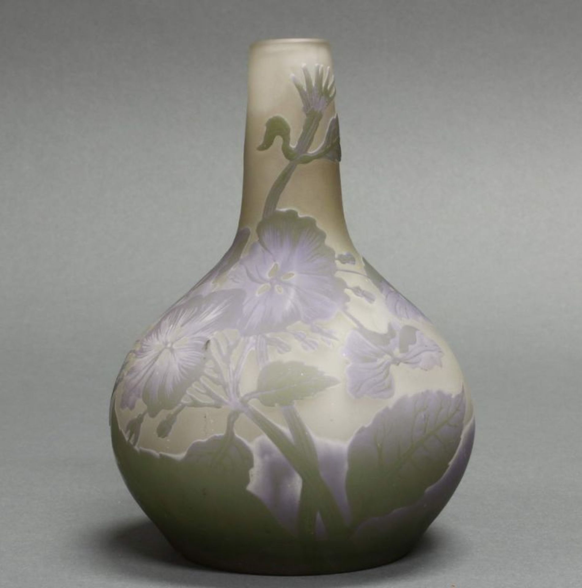 Vase, Emile Gallé, um 1910, Glas, violetter und grüner Überfangdekor mit Veilchen, kugelige Form mit