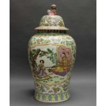 Deckelvase, China, 20. Jh., Porzellan, famille rose, Balusterform, Reserven mit Palastszenen,