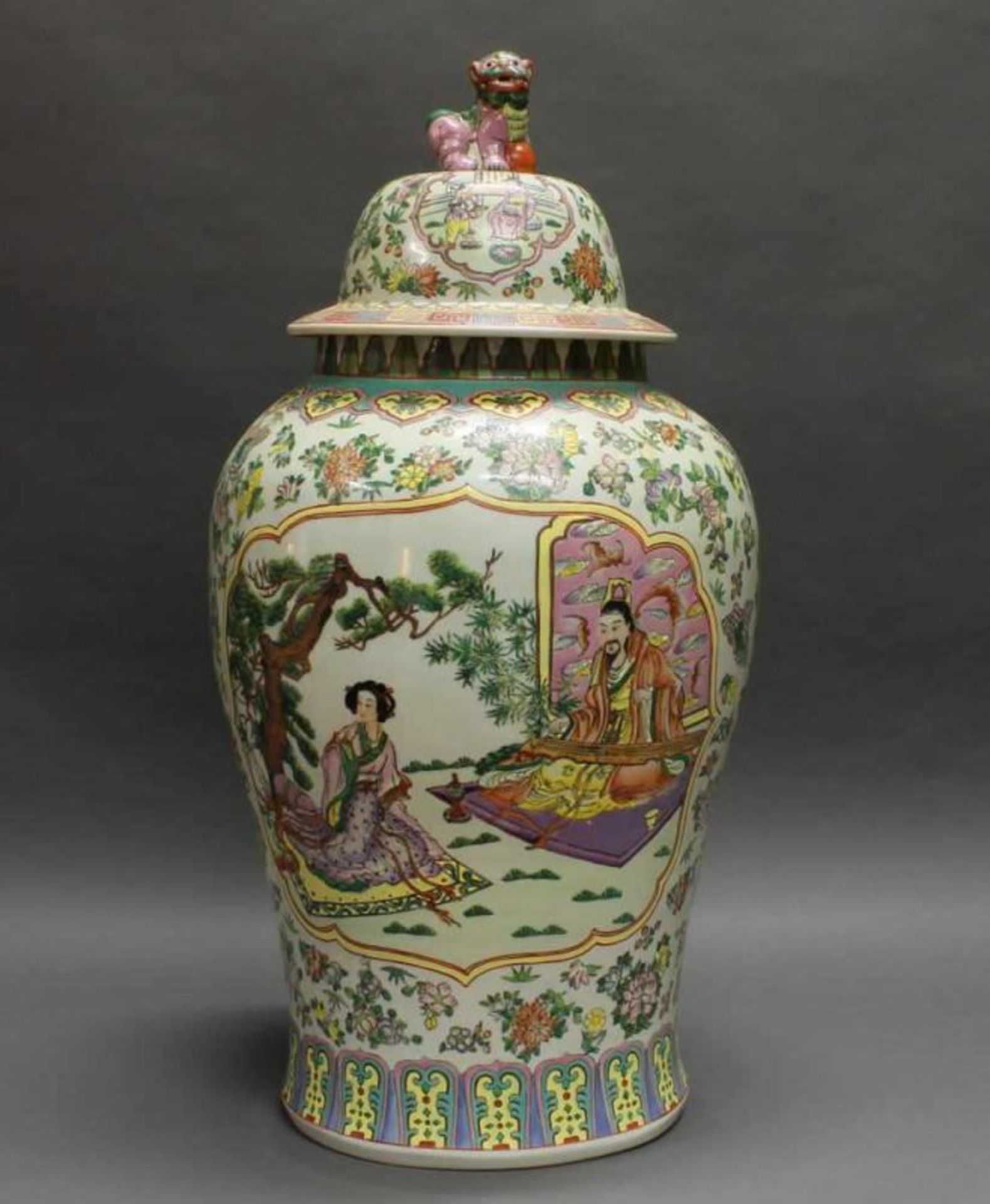 Deckelvase, China, 20. Jh., Porzellan, famille rose, Balusterform, Reserven mit Palastszenen,