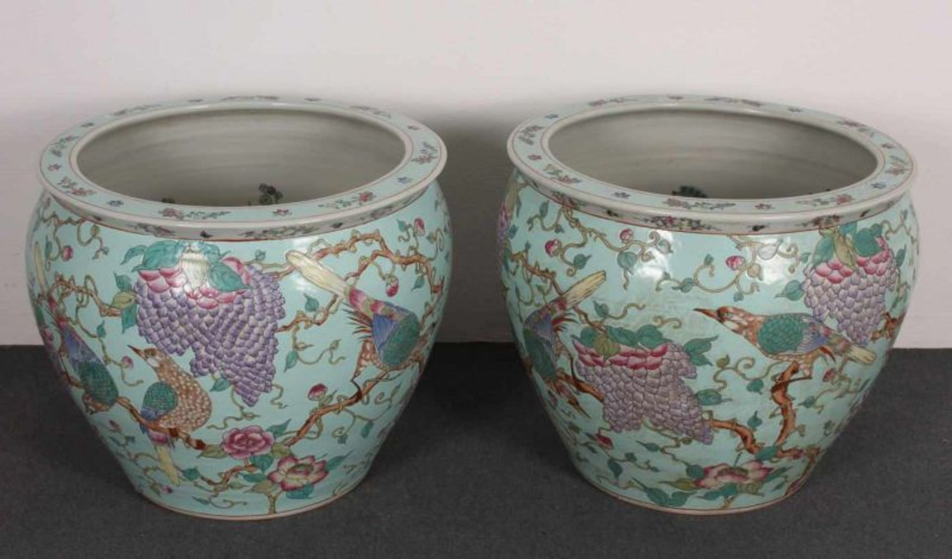 Paar Fishbowls, China, 20. Jh., Porzellan, polychrom, außen Vögel auf Zweigen, innen dekoriert mit