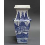 Vierkantvase, China, um 1900, Porzellan, Blaudekor mit figuraler Landschaft, 29 cm hoch 20.00 %