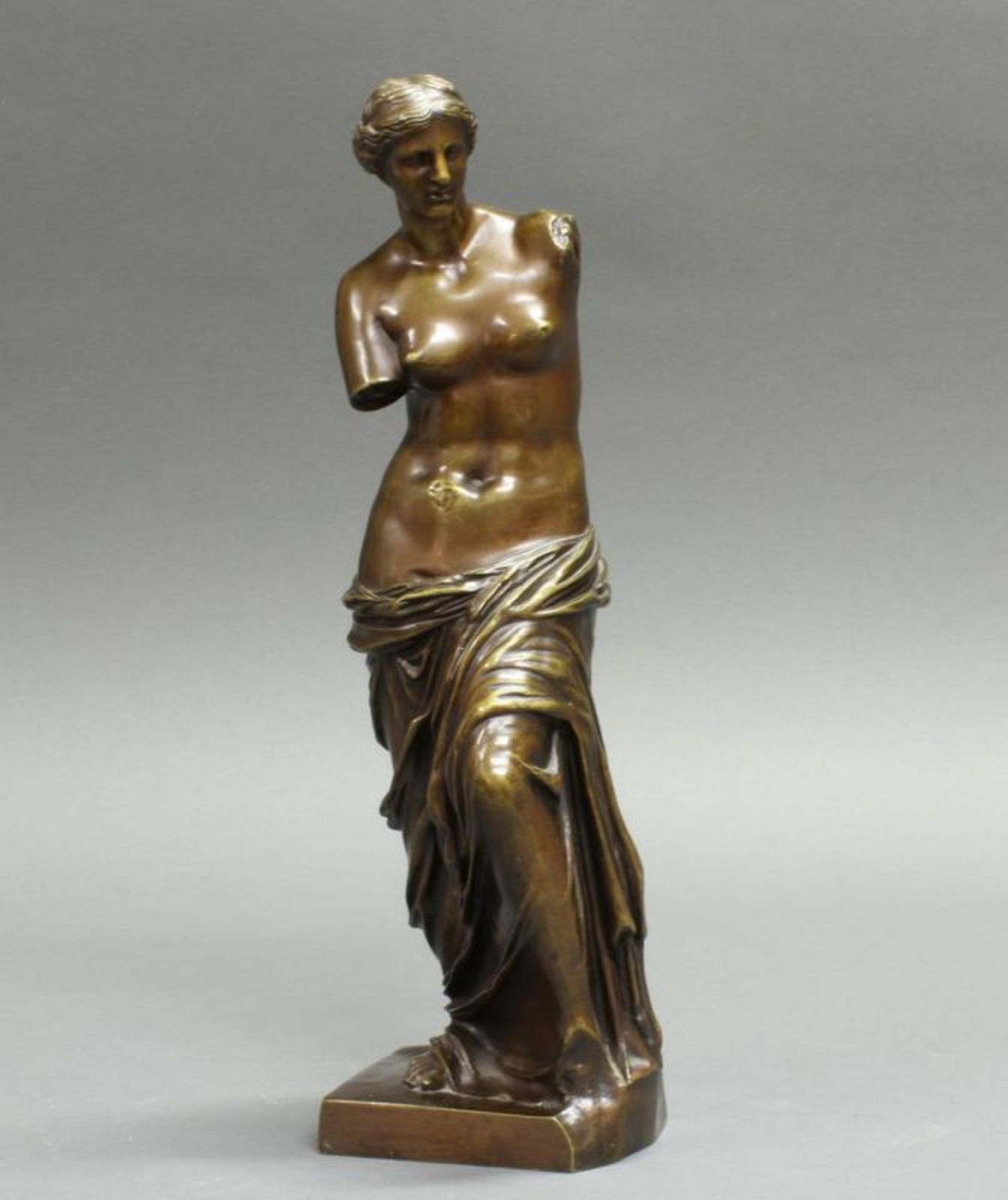 Bronze, braun patiniert, "Venus von Milo", auf dem Sockel bezeichnet Rolland Fondeur Paris, 35 cm