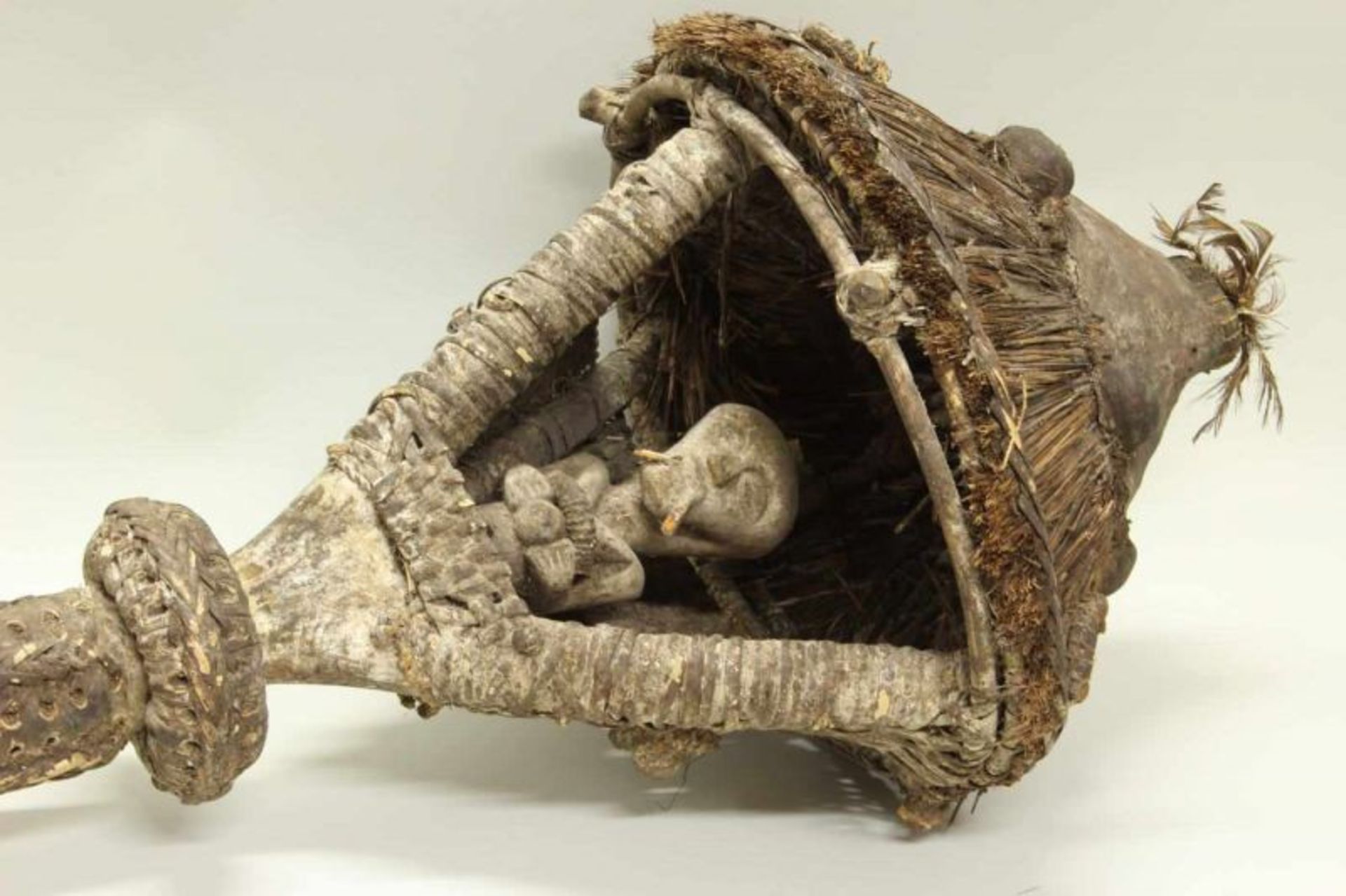 Fetisch, Songe, Zaïre, Afrika, Figur in Häuschen sitzend, auf Stab mit Eisenspitze, Holz, Leder, - Image 2 of 2