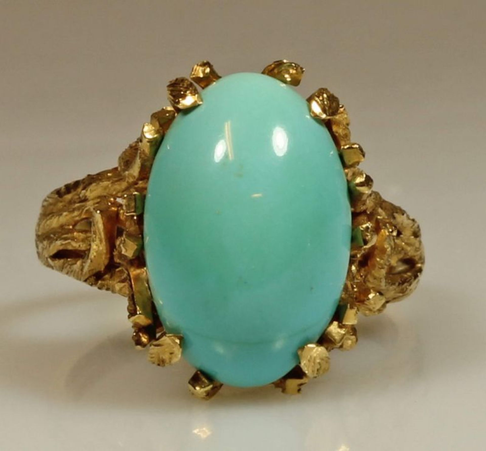 Ring, GG 750, 1 Türkis-Cabochon, 8 g, RM 16.5 20.00 % buyer's premium on the hammer price 19.00 %