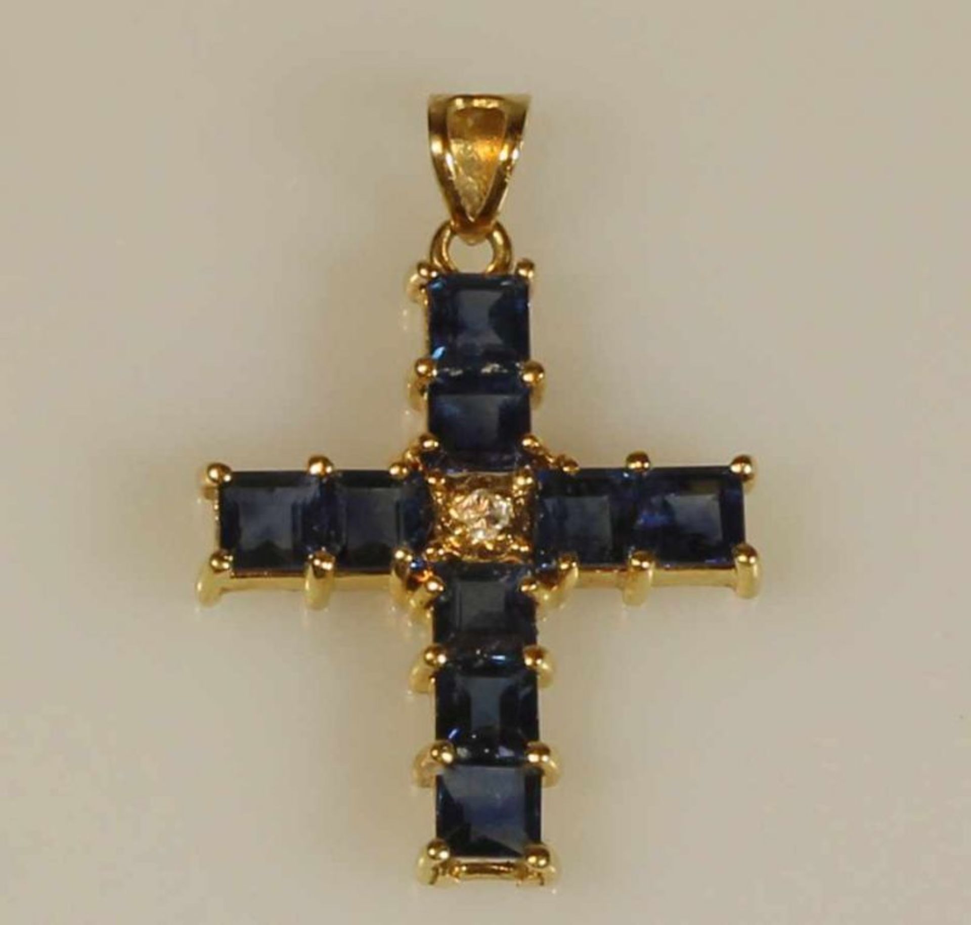 Anhänger, "Kreuz", GG 750, 1 kleiner Diamant, 9 quadratisch facettierte Saphire, 2 g 20.00 % buyer's