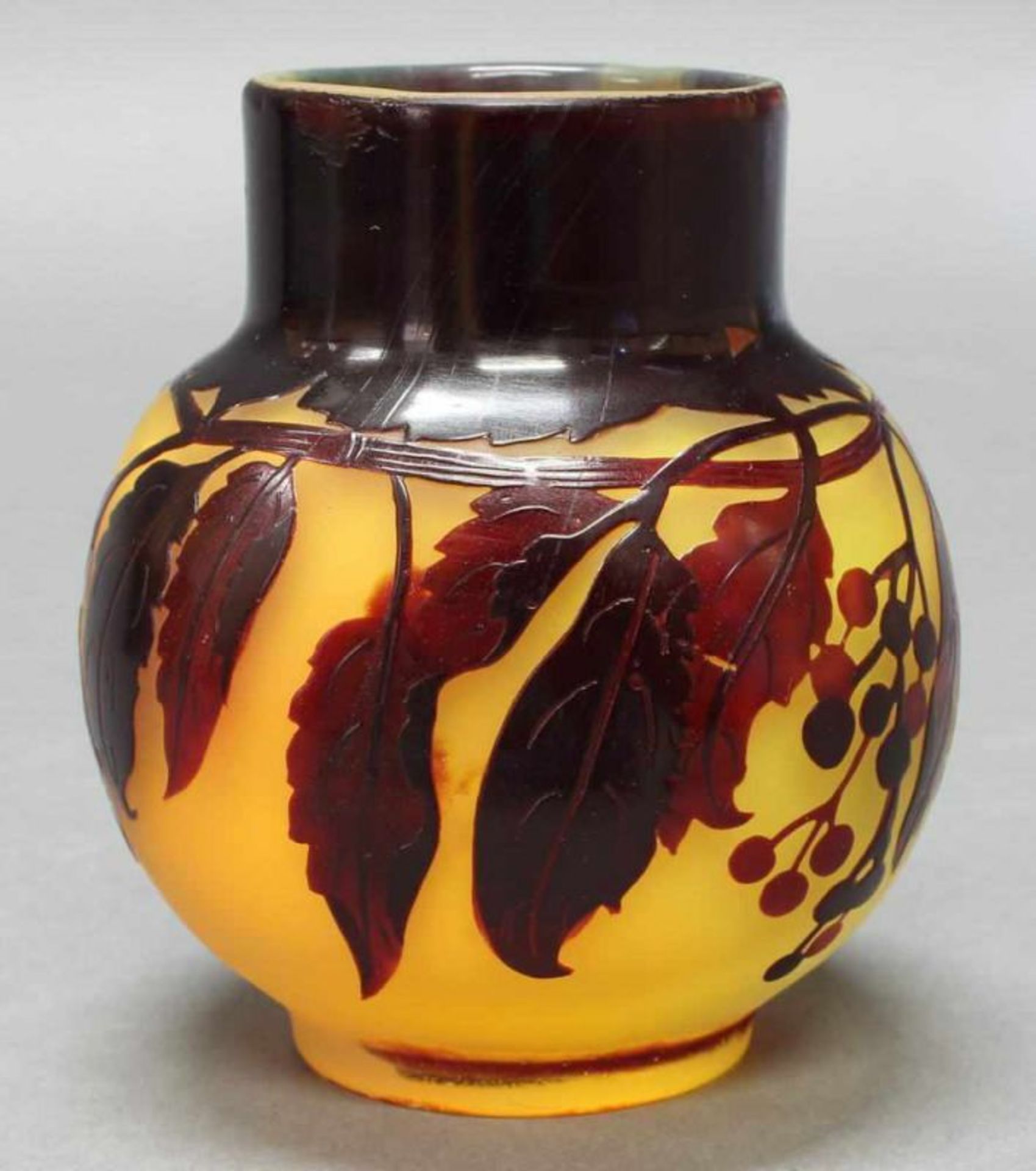 Vase, Emile Gallé, 1906-1914, Glas, dunkelroter Überfangdekor mit Vogelbeere, matt-oranger Fond, - Image 2 of 4