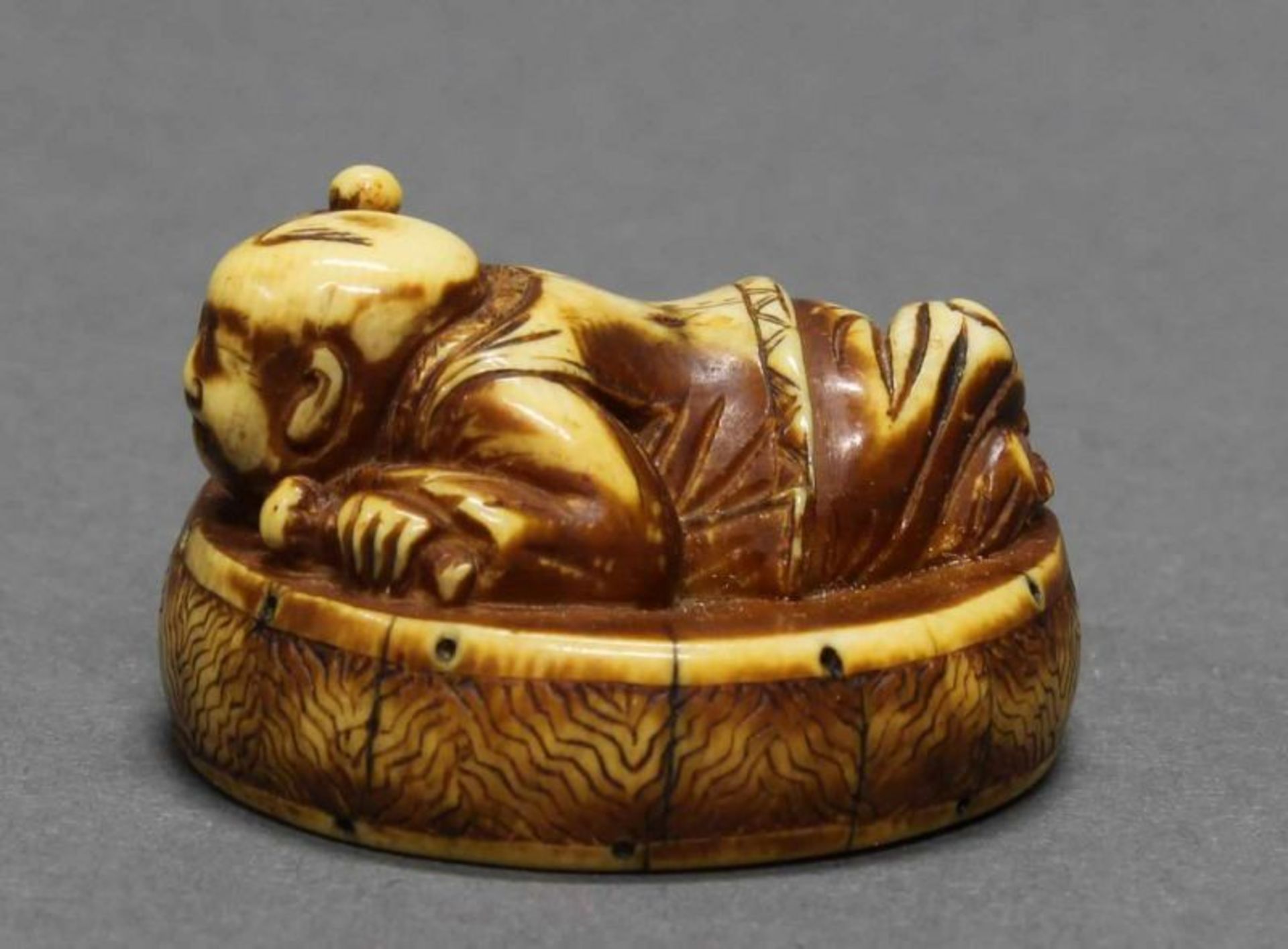 Netsuke, "Junge auf einer Trommel liegend", Japan, 20. Jh., Elfenbein, geschnitzt, 2.2 cm hoch 20.00 - Image 2 of 5