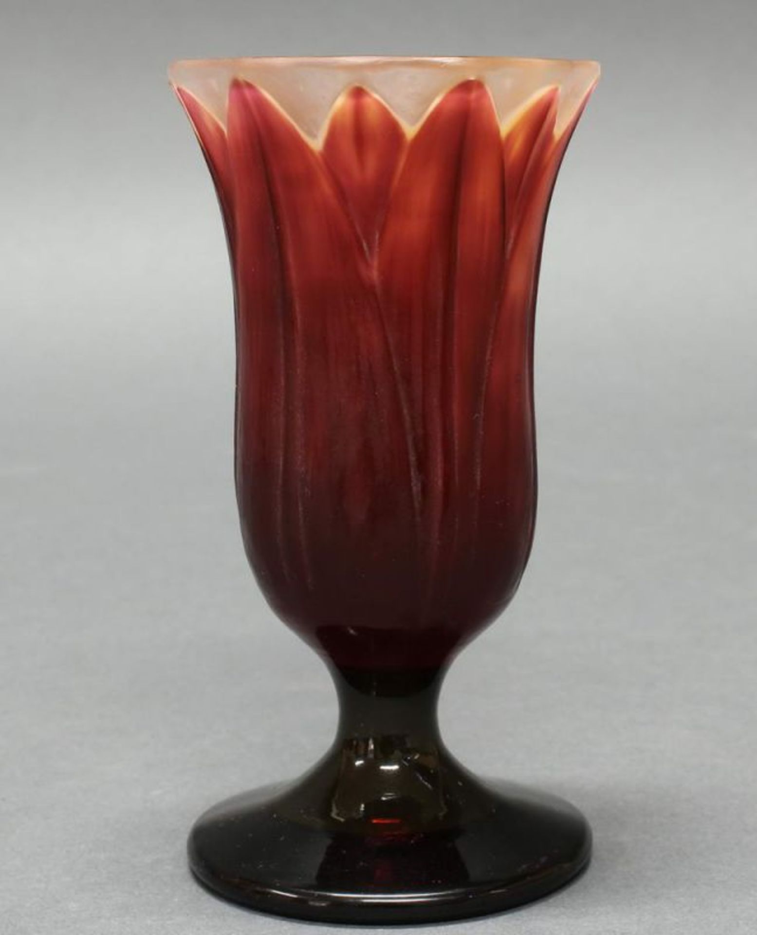 Vase, Emile Gallé, um 1902, Glas, in Lotusblütenform, farbiger Überfangdekor, geschnittene