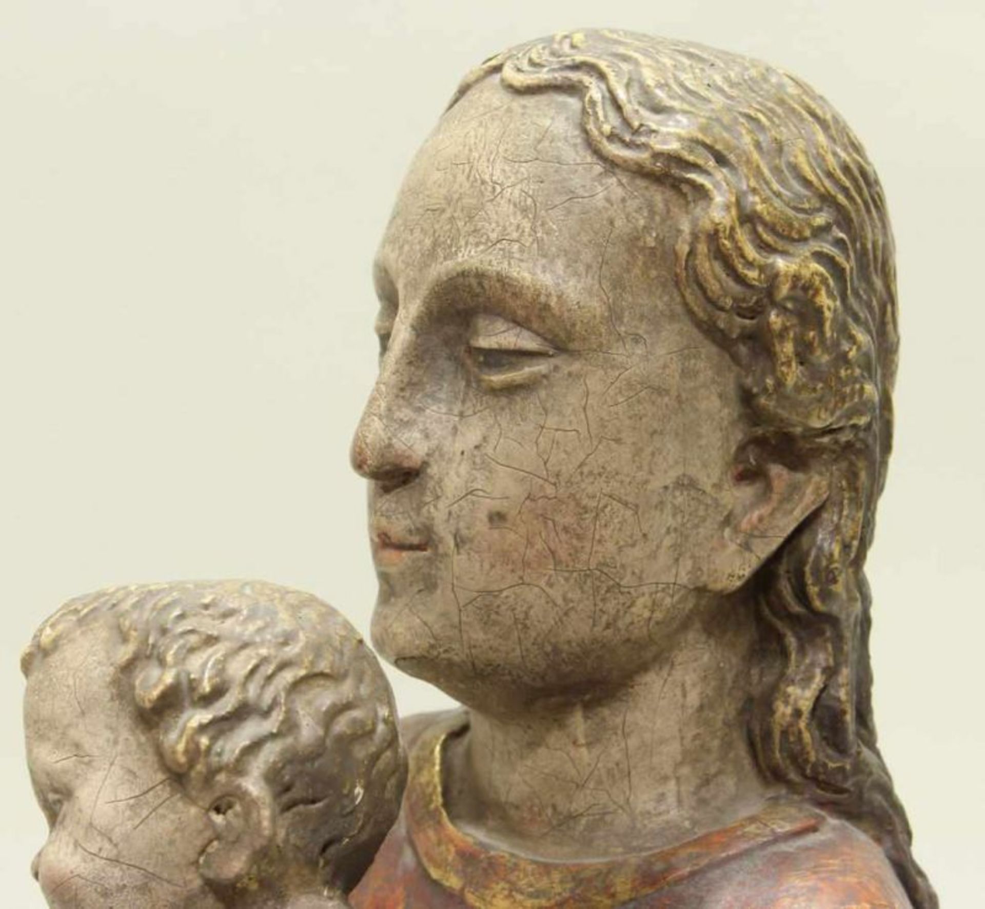 Skulptur, Holz geschnitzt, "Muttergottes mit Kind", im gotischen Stil, 19./20. Jh., Fassung - Image 2 of 5
