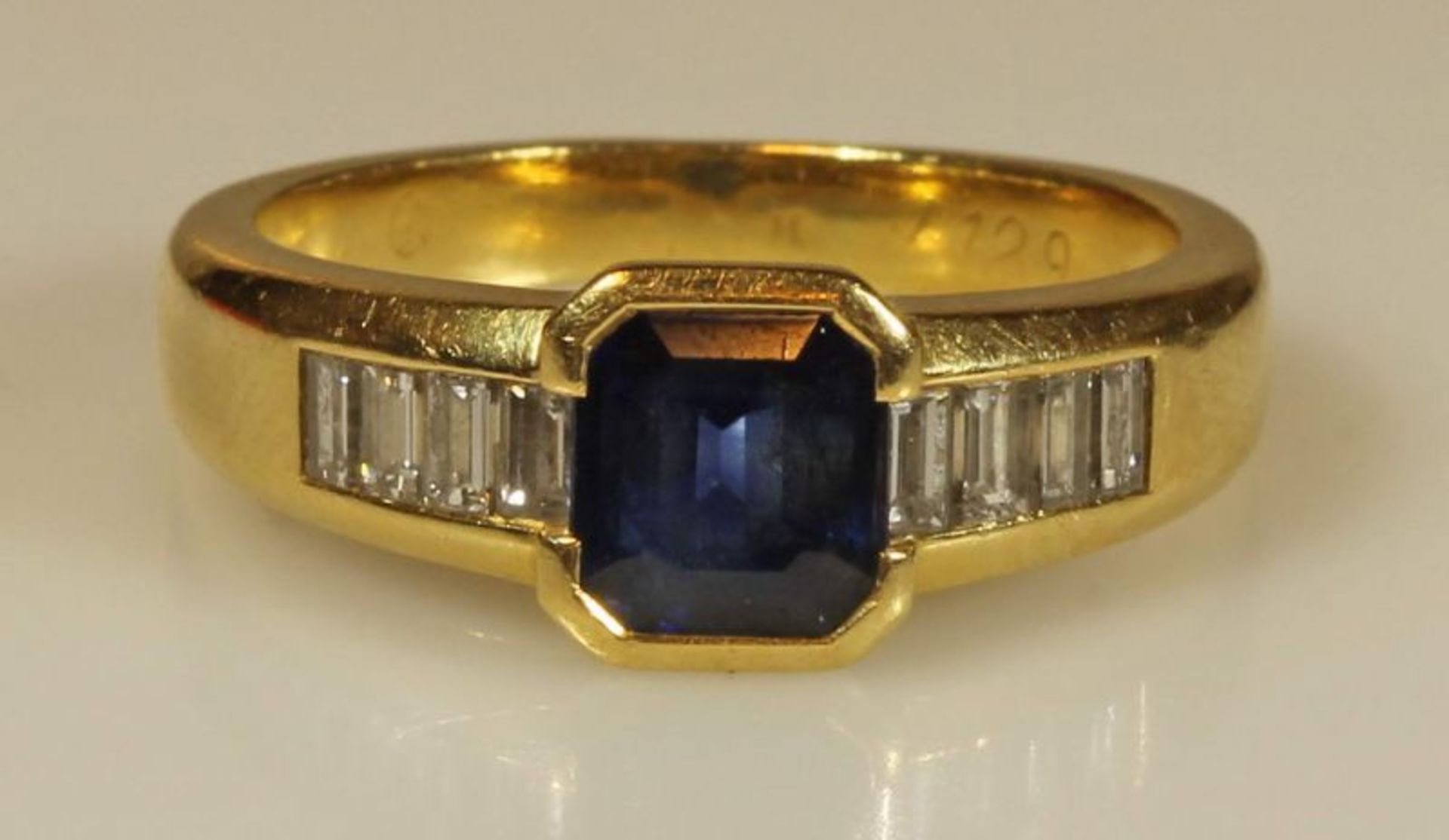 Ring, GG 750, 1 quadratisch facettierter Saphir, 8 Baguette-Diamanten, 5 g, RM 17.5 20.00 % buyer'
