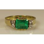 Ring, Atelierarbeit, GG 585, 1 rechteckig facettierter Smaragd, 4 kleine Besatzbrillanten, 4 g, RM