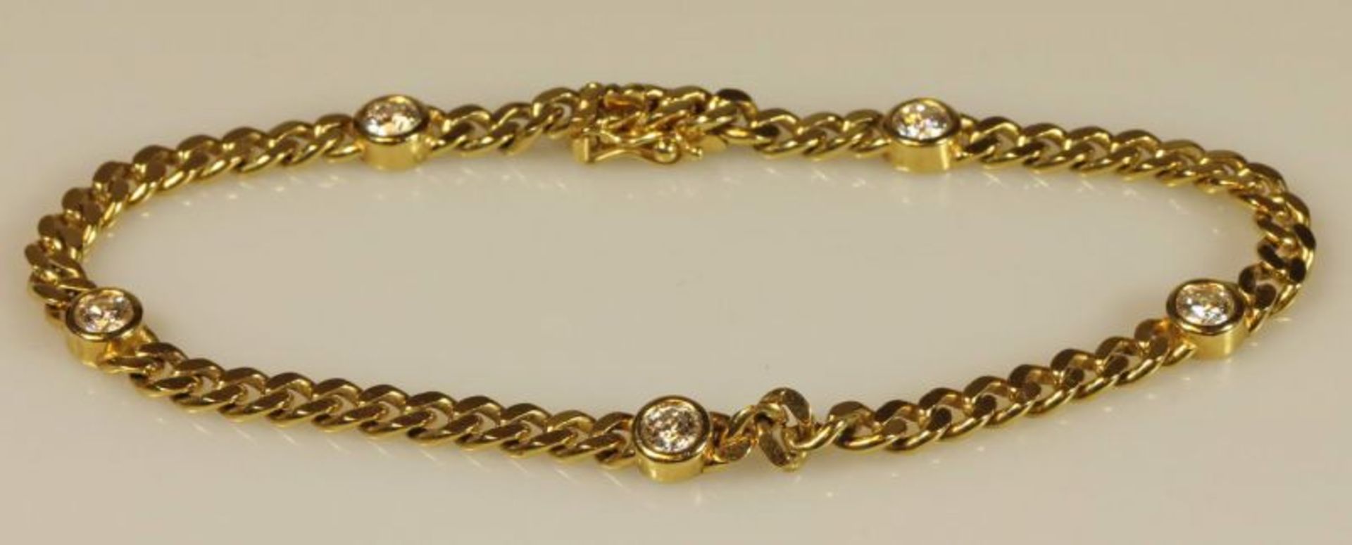 Armband, GG 585, 5 Brillanten zus. ca. 0.75 ct., 19 cm lang, 10 g 20.00 % buyer's premium on the