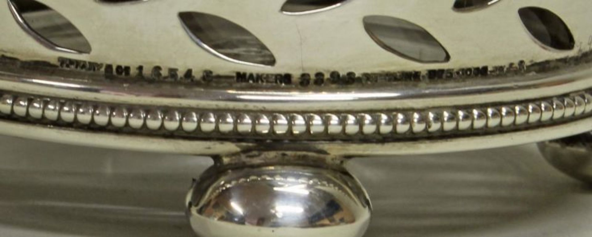 Zuckerstreuer, Silber 925, 20. Jh., schraubbarer Streukopf auf vergittertem Mantel, am Rand unten - Image 2 of 2