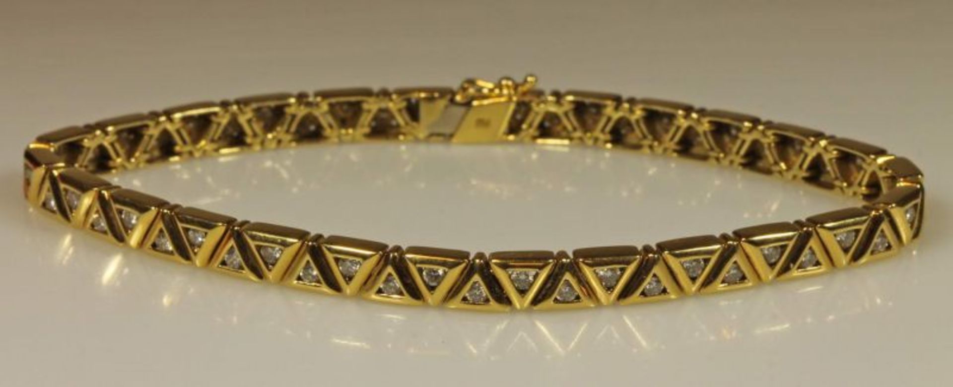 Armband, GG 750, 52 Brillanten zus. ca. 1.50 ct., etwa w/si, 18.5 cm lang, 19 g 20.00 % buyer's