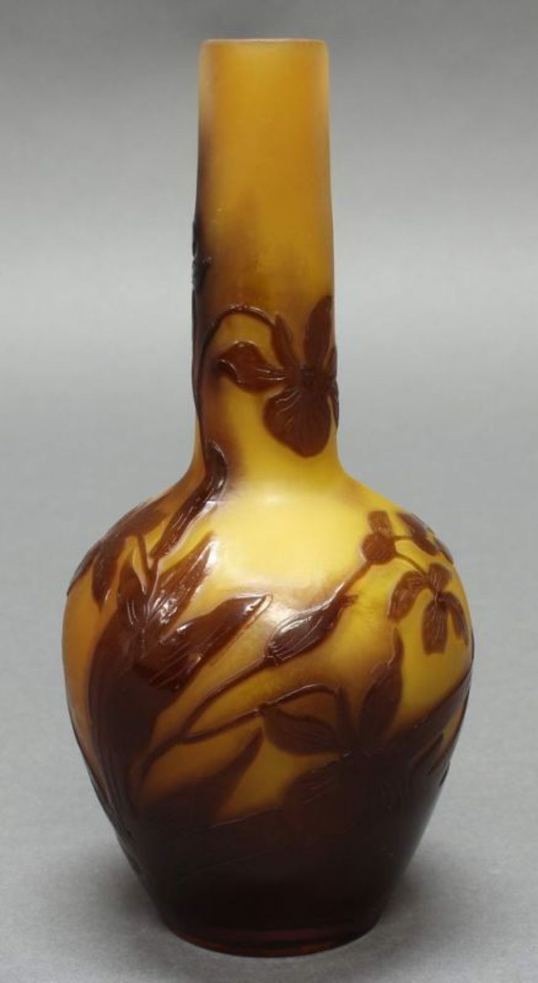 Vase, Emile Gallé, 1902-1903, Glas, brauner Überfangdekor mit Veilchen auf matt-honigfarbenem