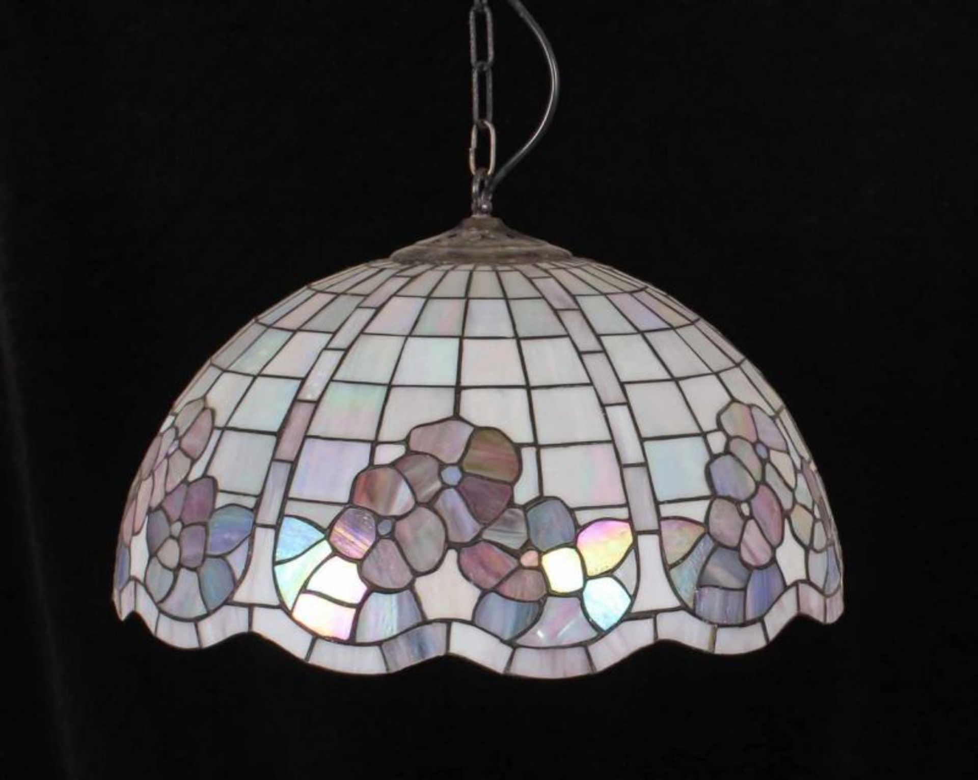 Deckenlampe, im Tiffany-Stil, dreiflammig, elektrifiziert, ø 55 cm 20.00 % buyer's premium on the