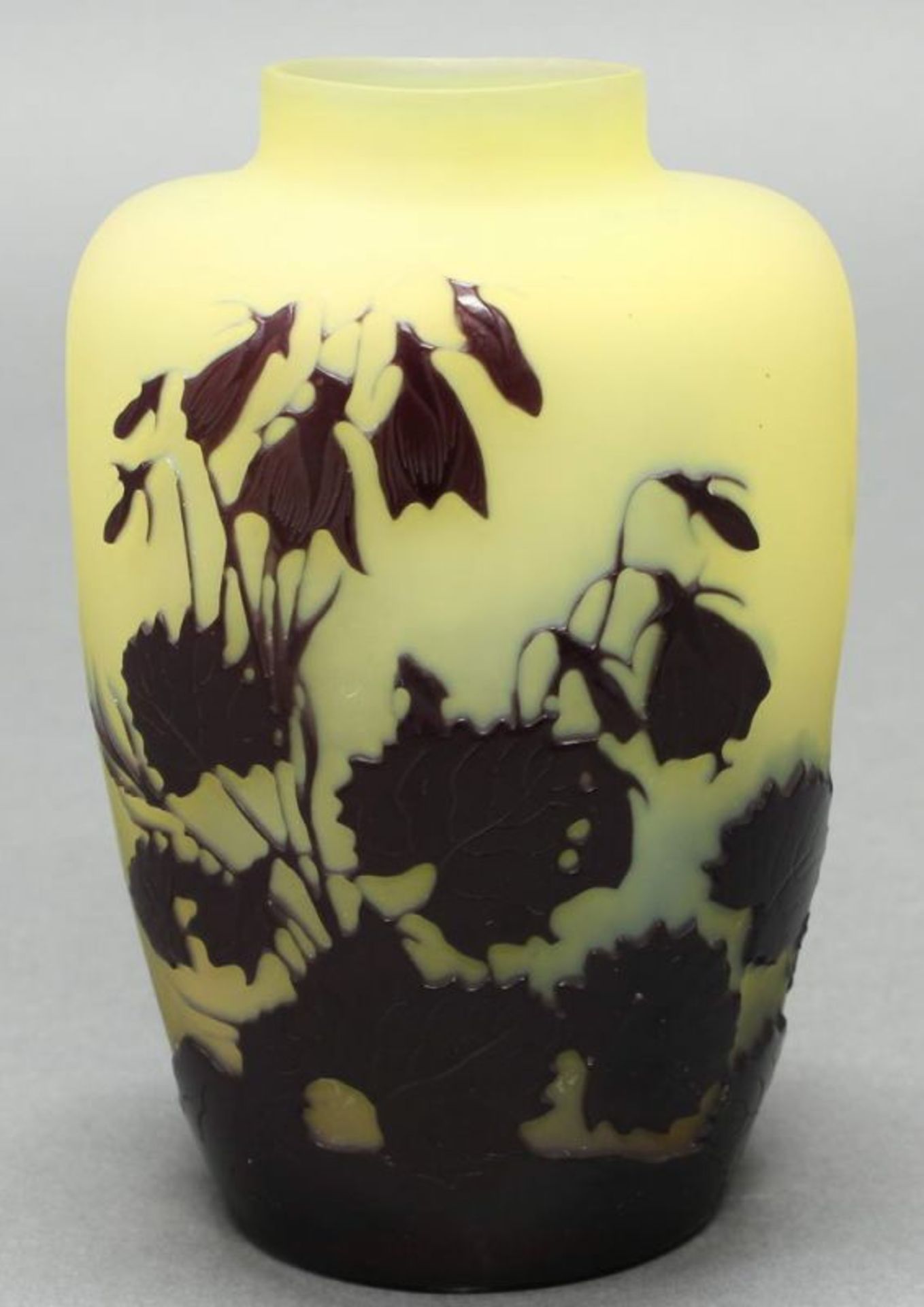Vase, Emile Gallé, 1904-1916, Glas, leicht abgeflacht, rot-brauner Überfangdekor mit Glockenblumen