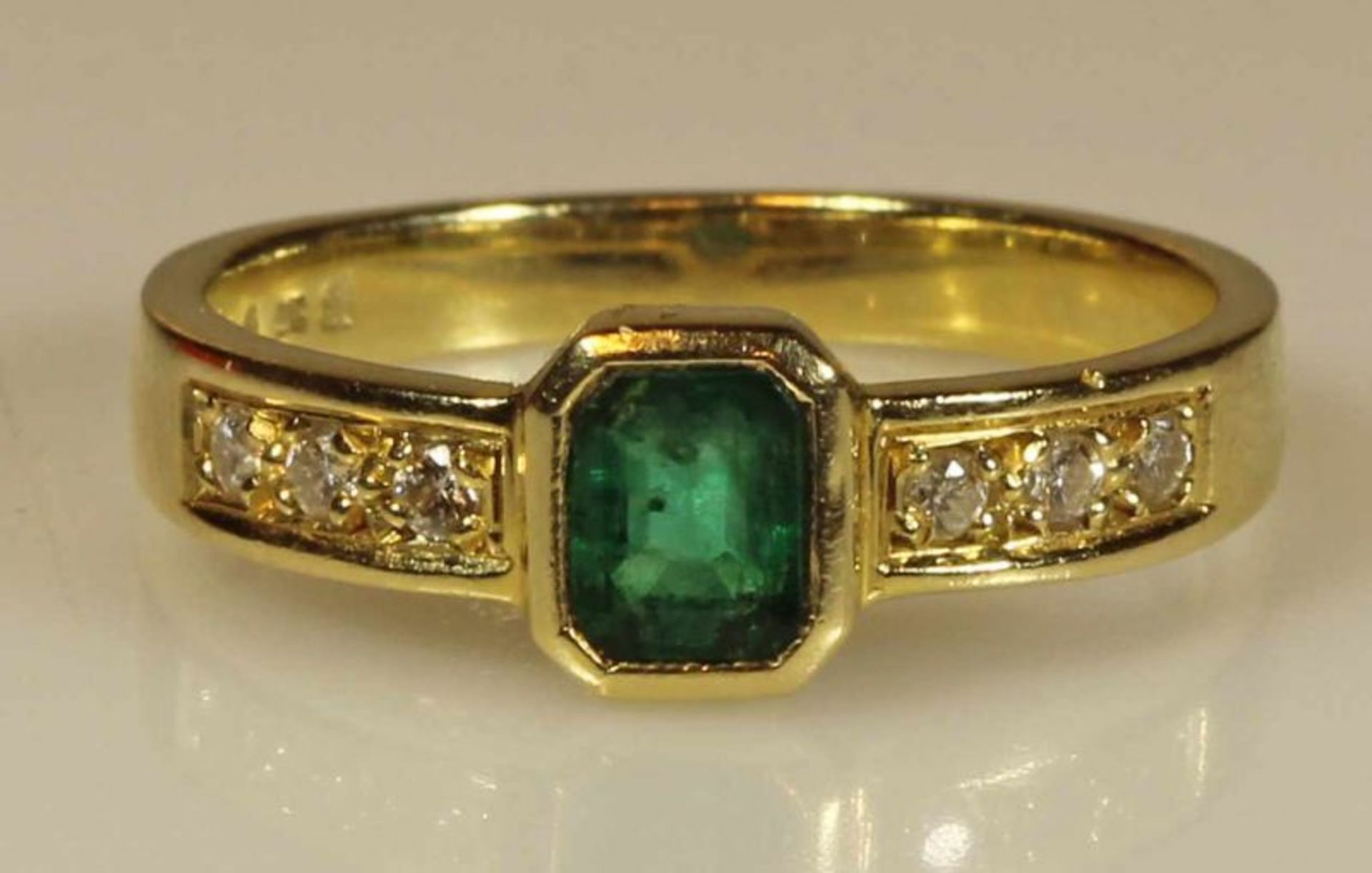Ring, GG 585, 1 rechteckig facettierter Smaragd, 6 Besatzdiamanten, 4 g, RM 17.5 20.00 % buyer's