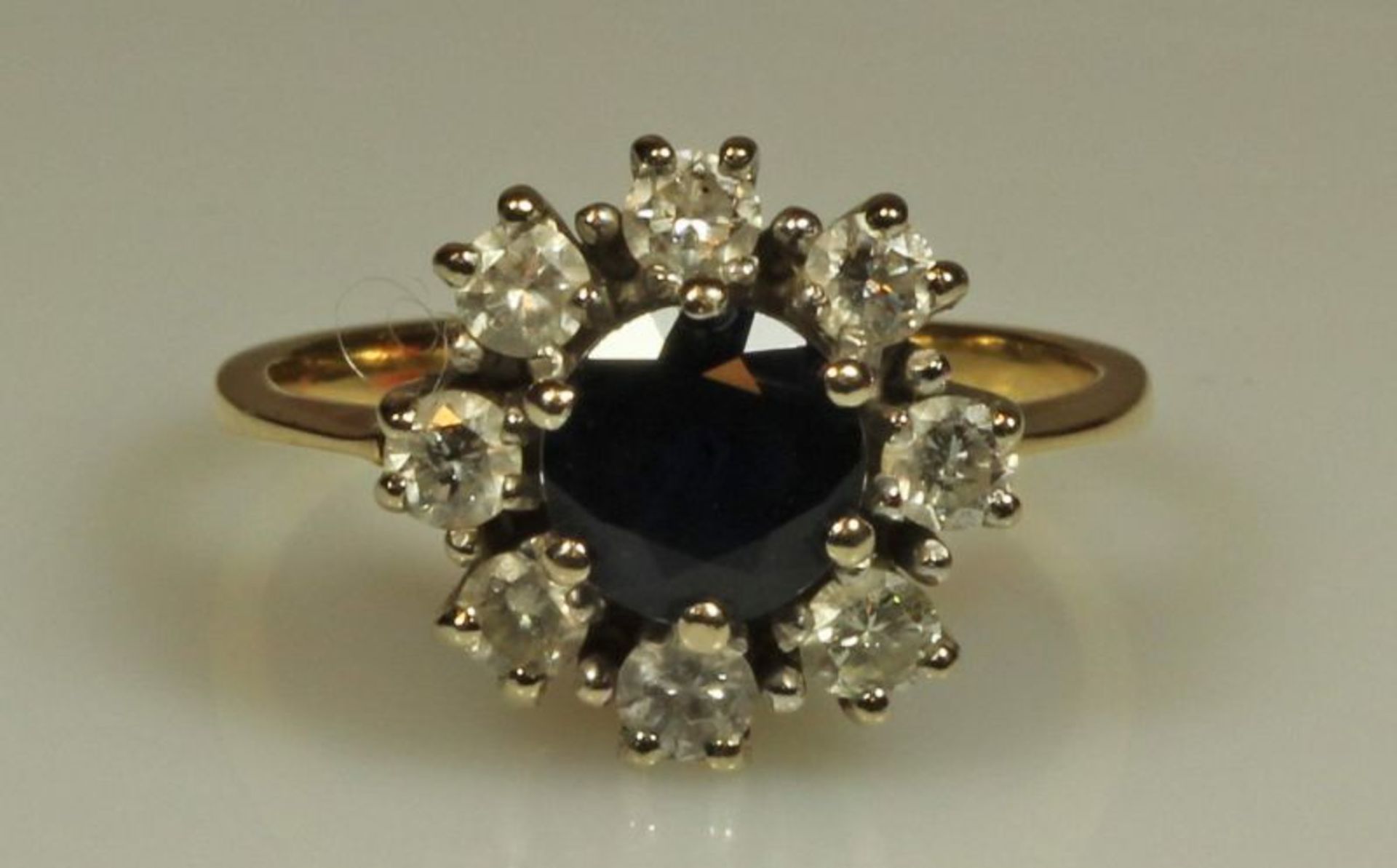Ring, WG/GG 750, 1 oval facettierter Saphir, 8 Brillanten zus. ca. 0.40 ct., 3 g, RM 17.5 20.00 %