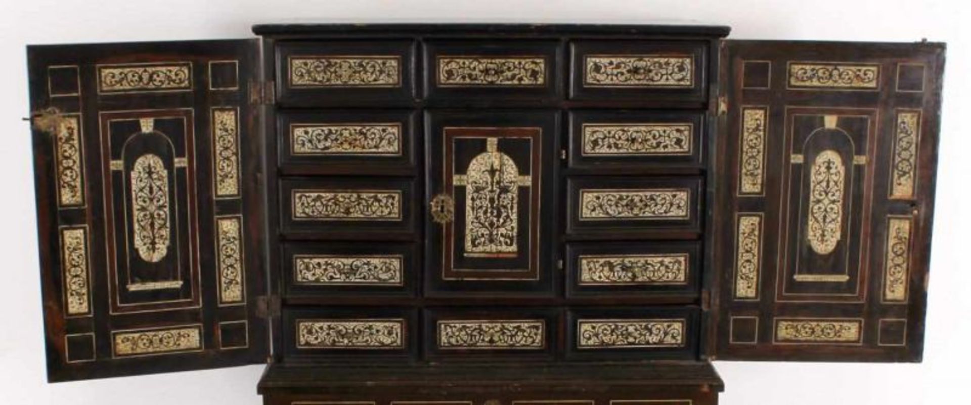 Kleiner Kabinettschrank, Augsburg, 1. Hälfte 17. Jh., zweitüriger Kasten aus ebonisiertem Holz, - Image 2 of 5