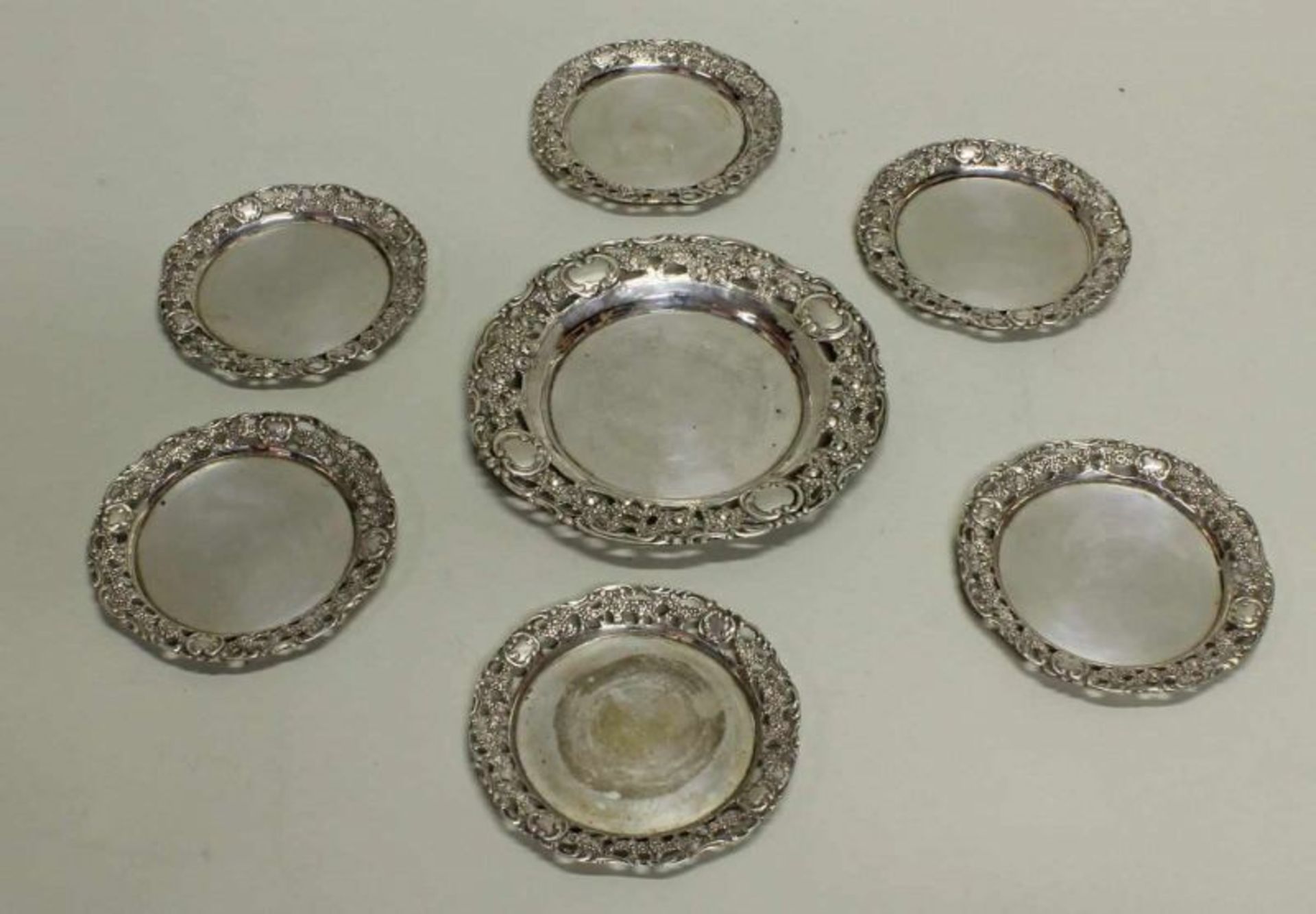 6 Untersetzer und Flaschenteller, Silber 800, deutsch, Rokokodekor, ø 10.8-15.8 cm, zus. ca. 502 g