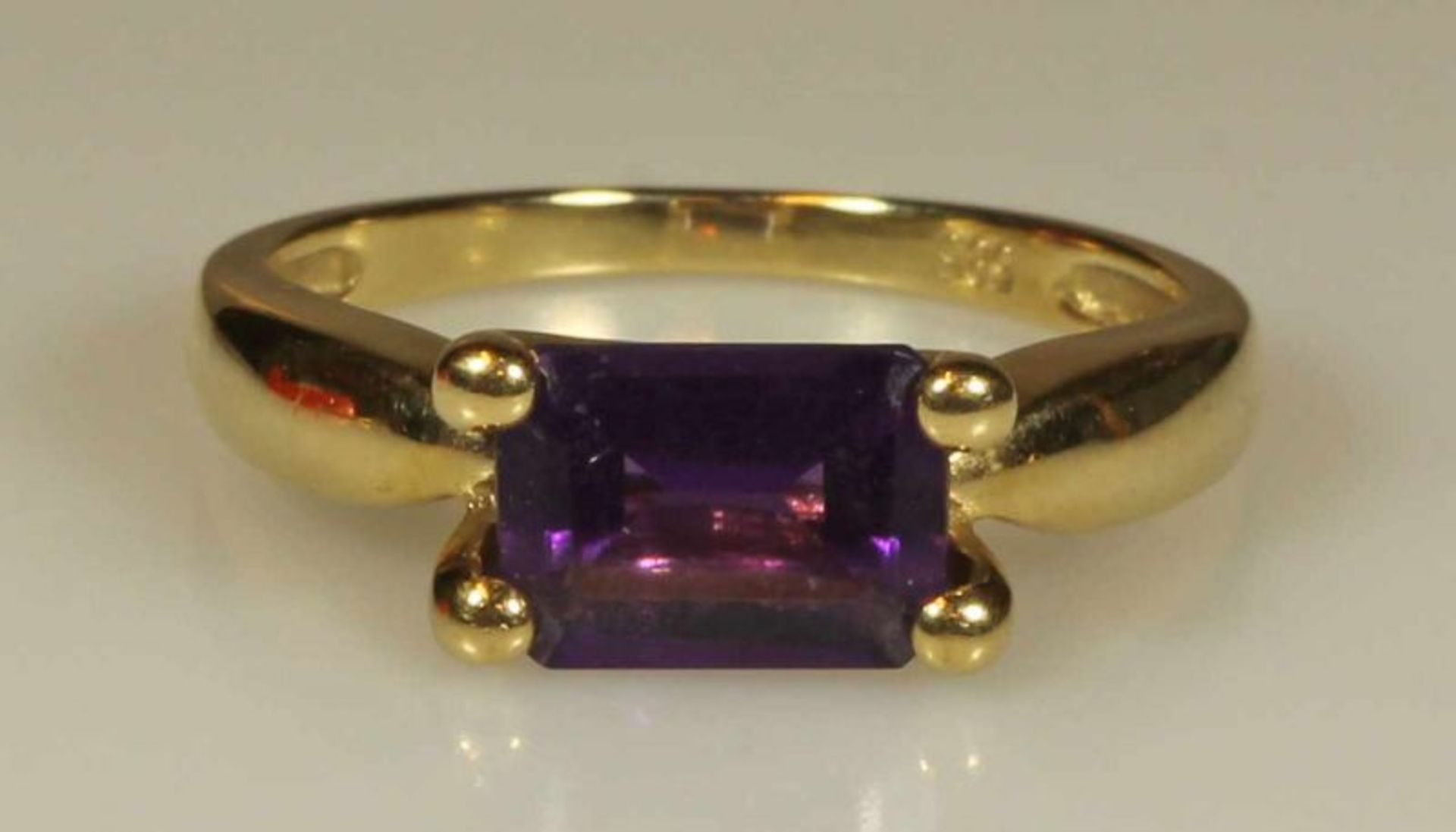 Ring, GG 585, 1 Amethyst im Smaragdschliff, ca. 8 x 6 mm, 2.6 g, RM 16.5 20.00 % buyer's premium