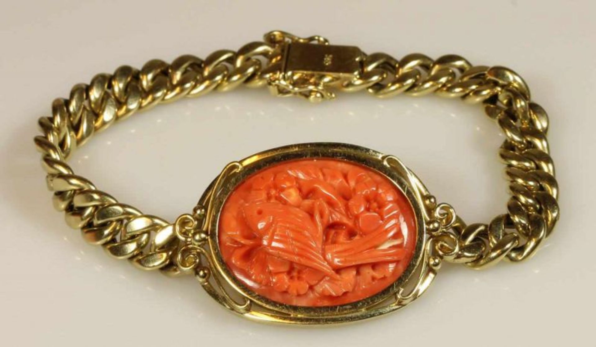 Armband, GG 585, Mittelteil geschnitzte Koralle "Fisch in Pflanzenranke", 22 g 20.00 % buyer's