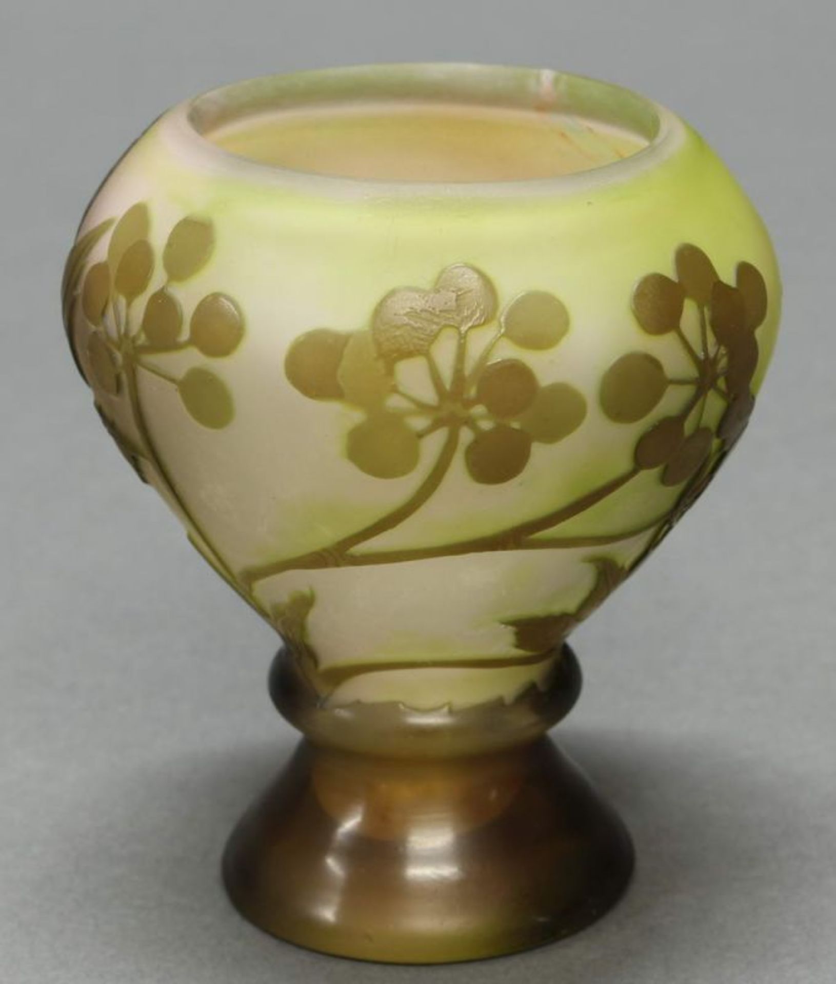 Kleiner Pokal, Emile Gallé, 1902-1903, Glas, brauner Überfangdekor mit Beeren und Blättern, - Image 2 of 4