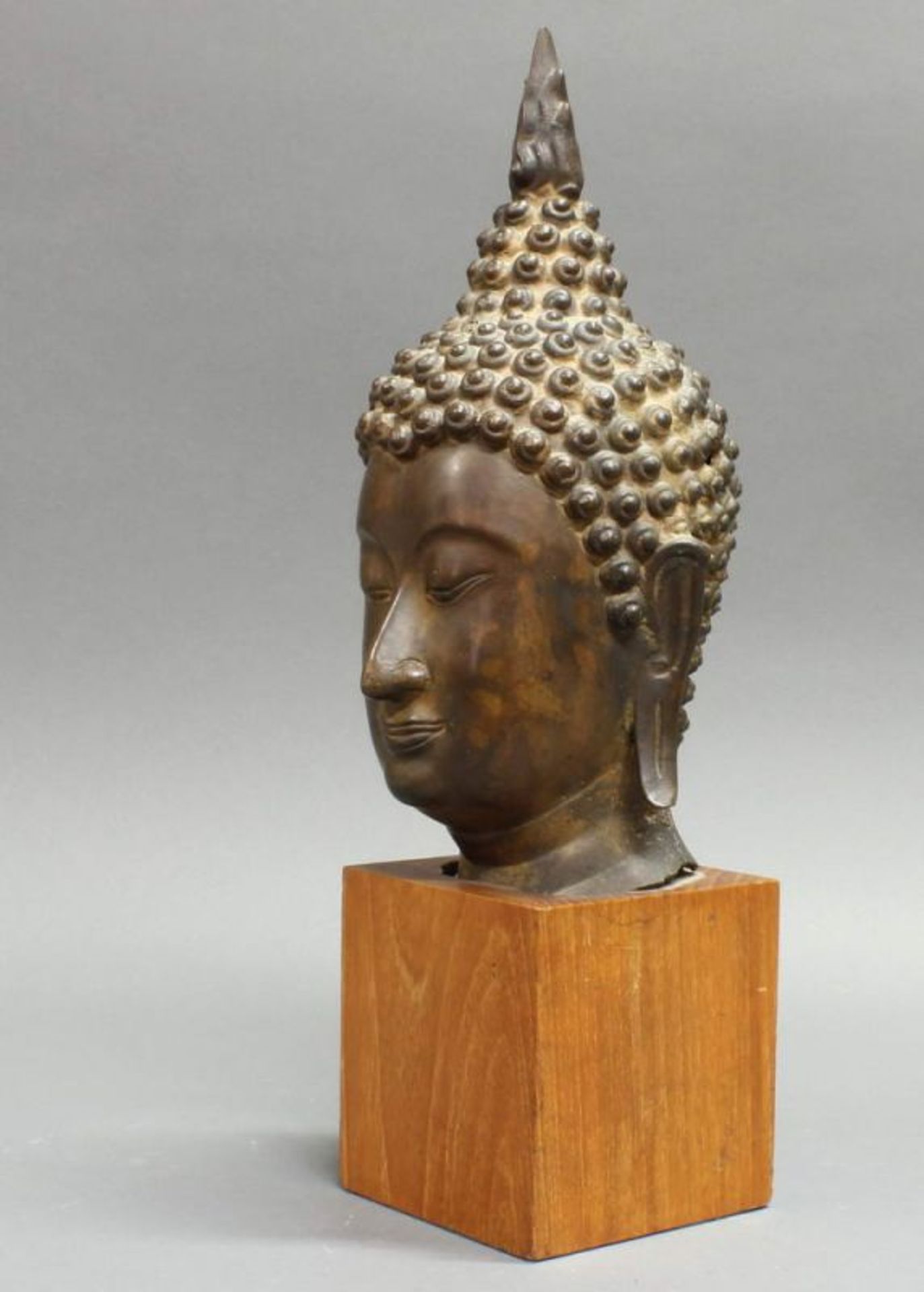 Buddhakopf, Thailand, 20. Jh., Bronze, auf Holzsockel, 31 cm bzw. 42 cm hoch (mit Sockel), kleine - Image 2 of 3