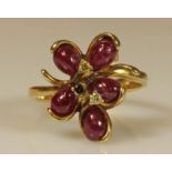 Ring, "Blüte", GG 585, 5 Rubin-Cabochons, 3 kleine, verschieden farbige Diamanten, 5 g, RM 17.5 20.