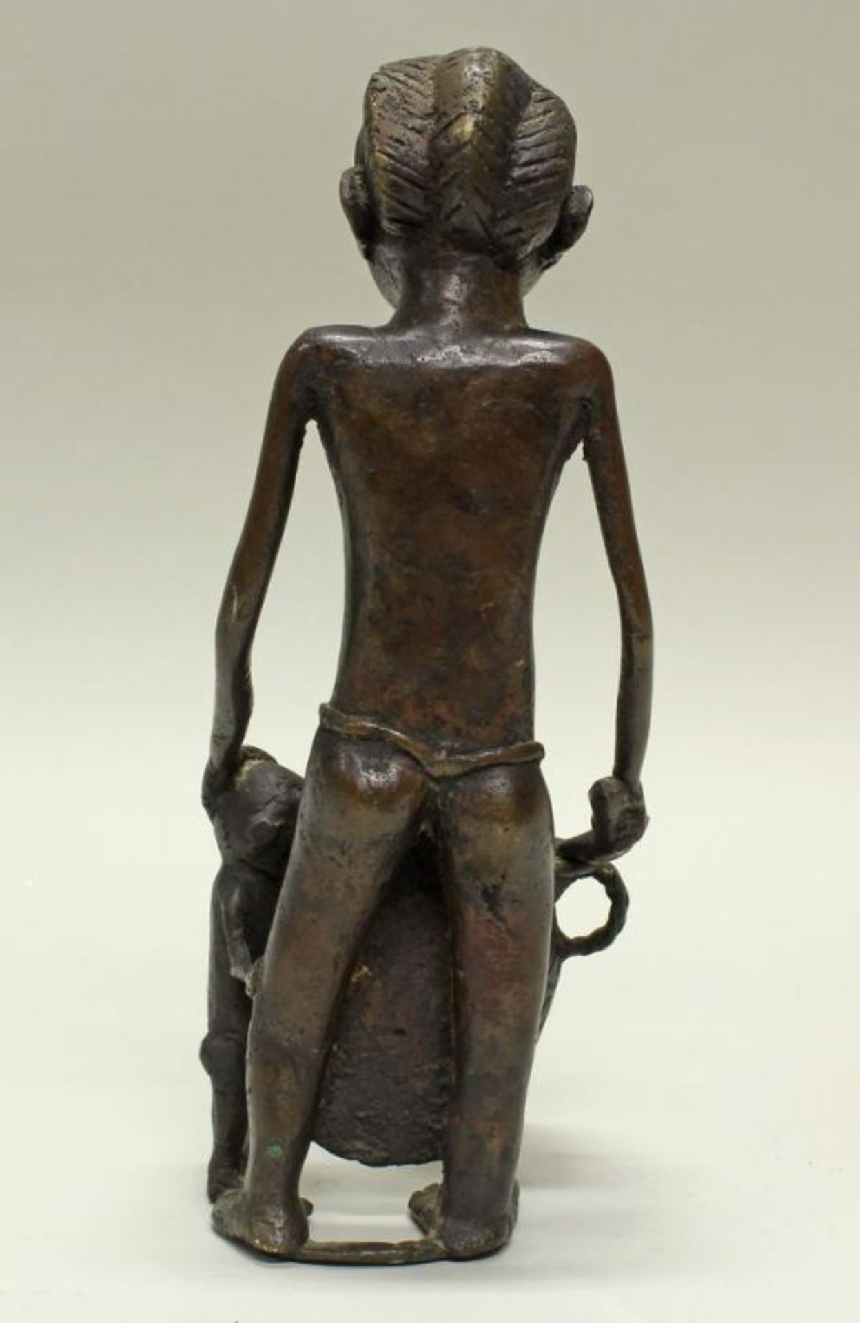 Figur, "Mutter-Kind mit Krug", Bronze, Nigeria, Afrika, 29 cm hoch. Provenienz: Rheinische - Image 3 of 4