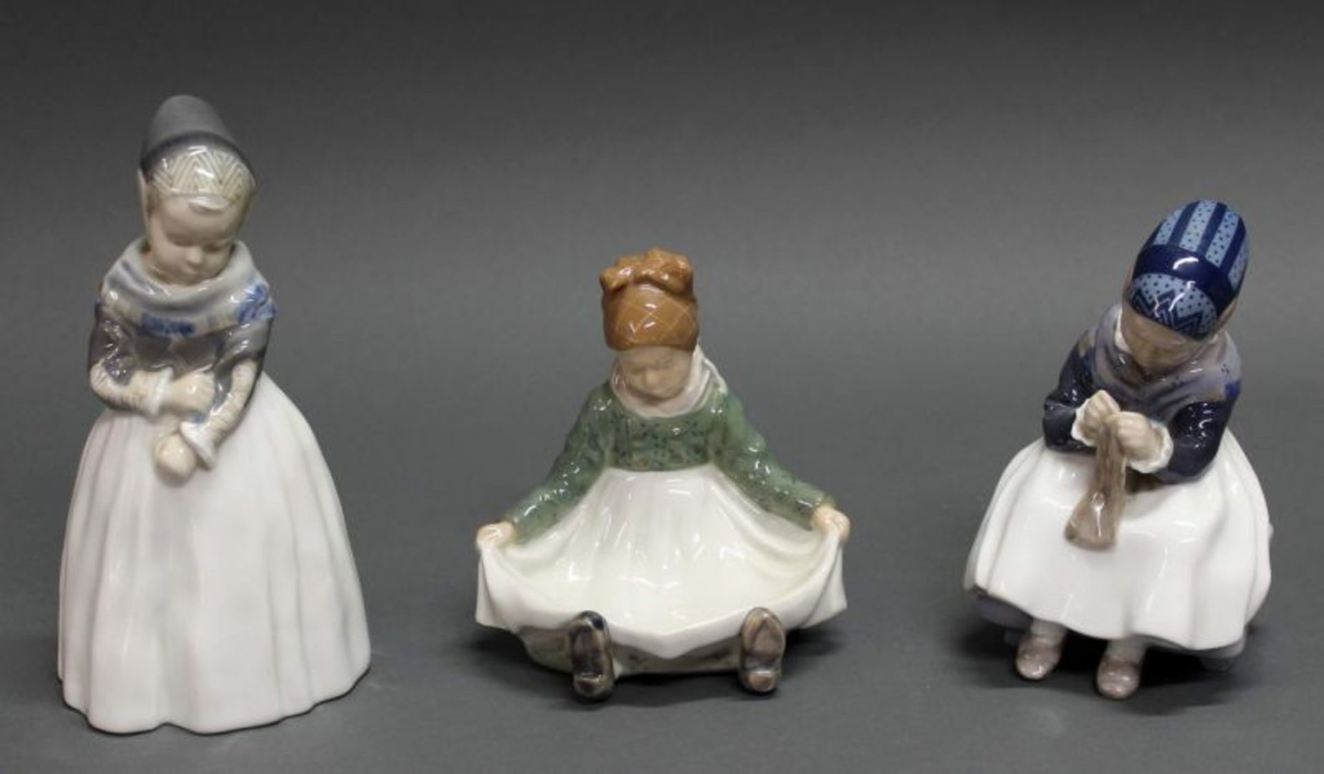 3 Porzellanfiguren, "Fanö Mädchen", "Strickendes Amager Mädchen", "Amager Mädchen", Royal