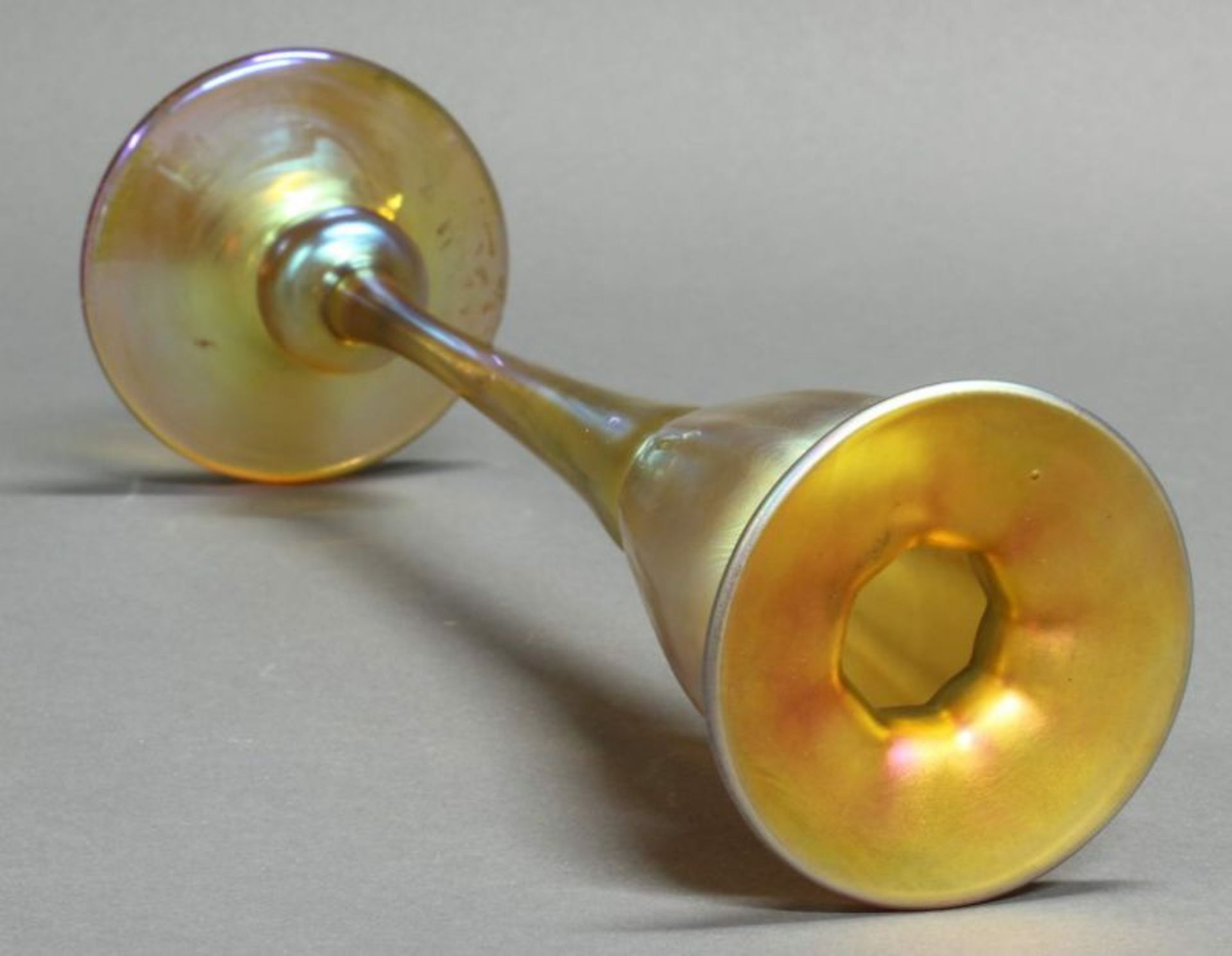 Vase, Tiffany, Favrileglas, gelbgold lüstrierend, schlanke Form, am Boden signiert L.C. Tiffany - - Image 2 of 4