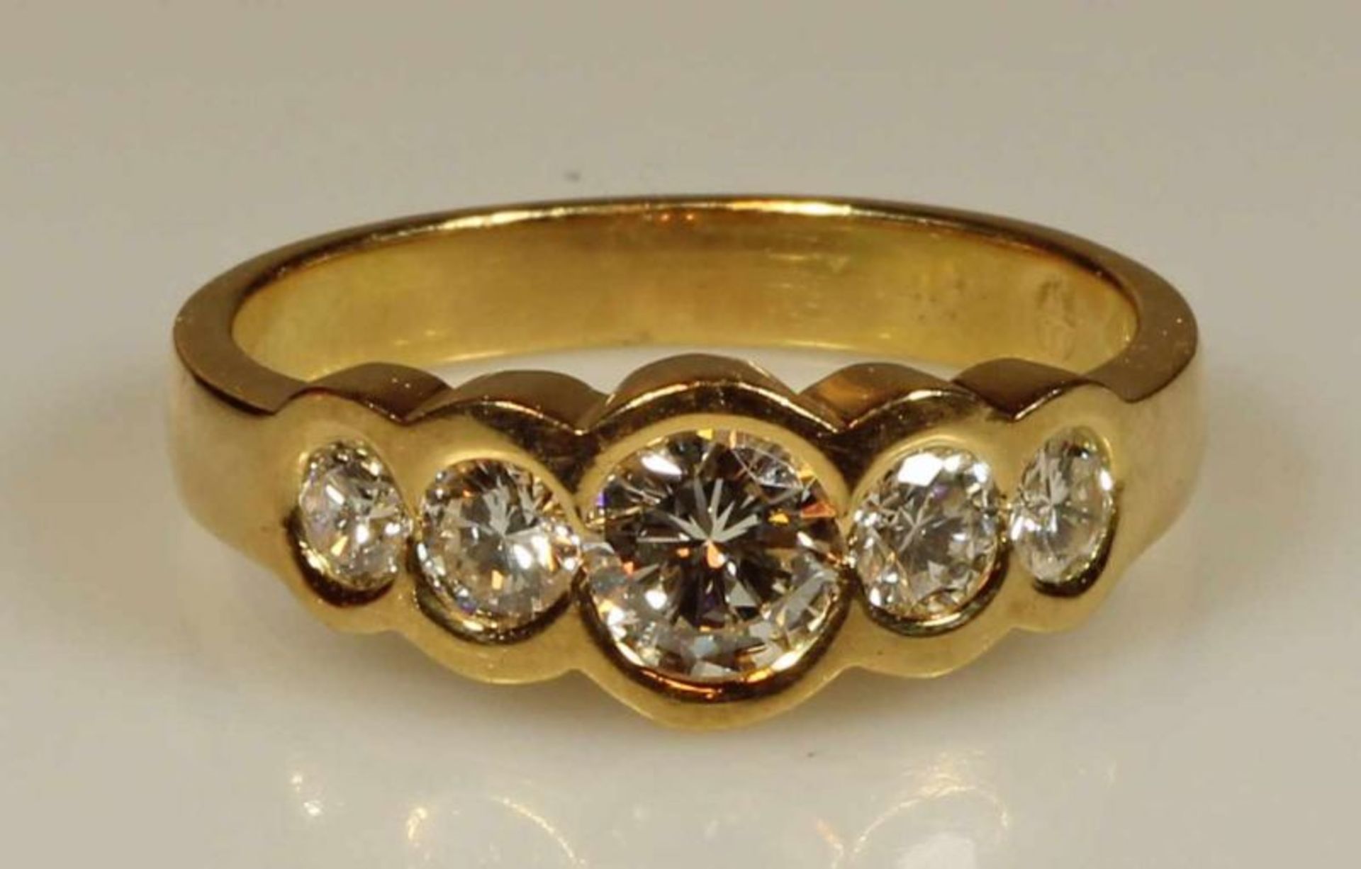 Ring, GG 750, 1 Brillant laut Punzierung 0.59 ct., etwa tw/vsi, 6 Diamantbaguettes zus. laut