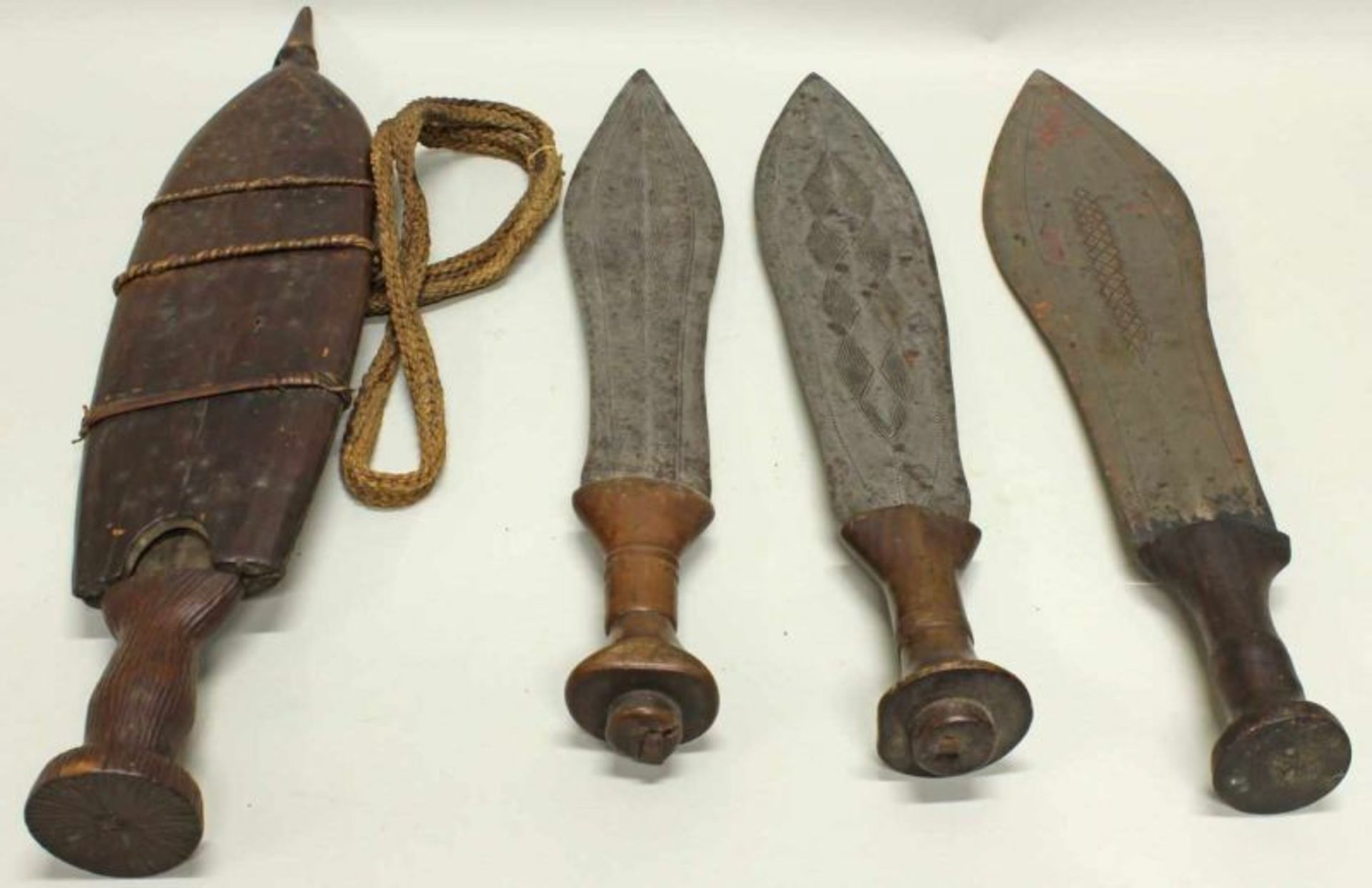 4 Schwerter/Messer, 1x in Scheide, Zaïre, Afrika, authentisch, 39.5 cm, 50.5 cm, 52 cm bzw. 56 cm.