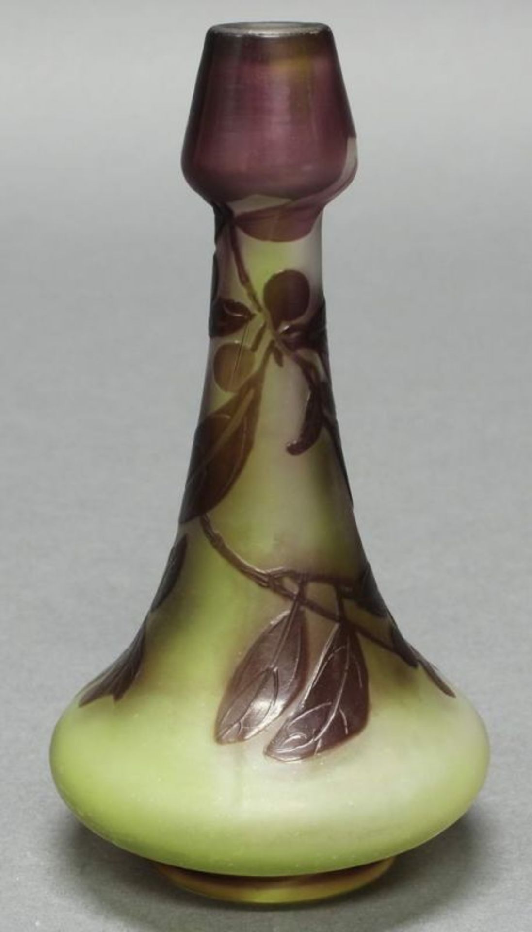 Soliflore, Emile Gallé, 1902-1903, Glas, violettfarbener Überfangdekor mit Schlehen auf grünem Fond, - Image 2 of 4