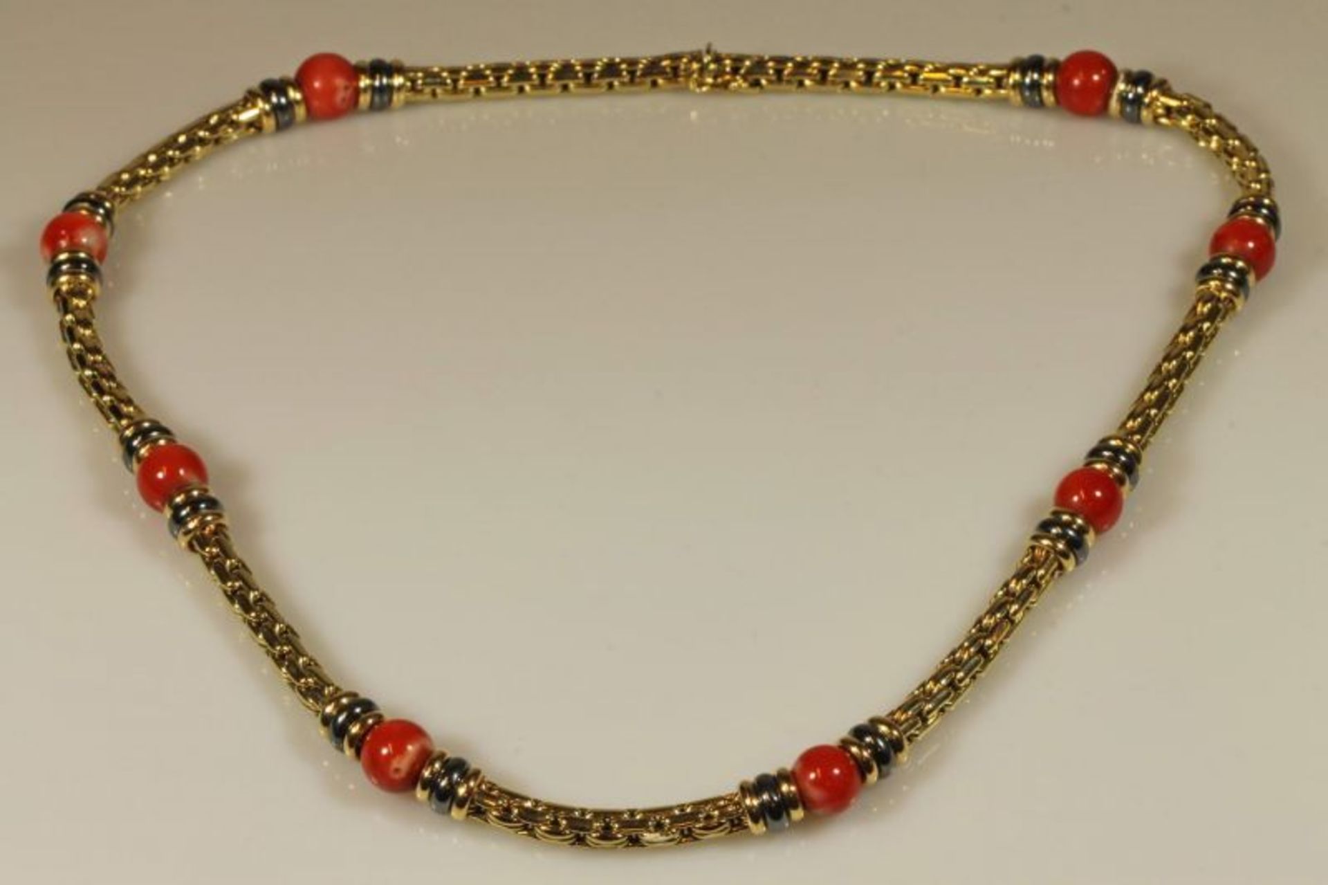 Collier, GG 585, Atelierarbeit, zwischengearbeitete Korall-Kugeln und Hämatit-Scheiben, 115 g, 58 cm