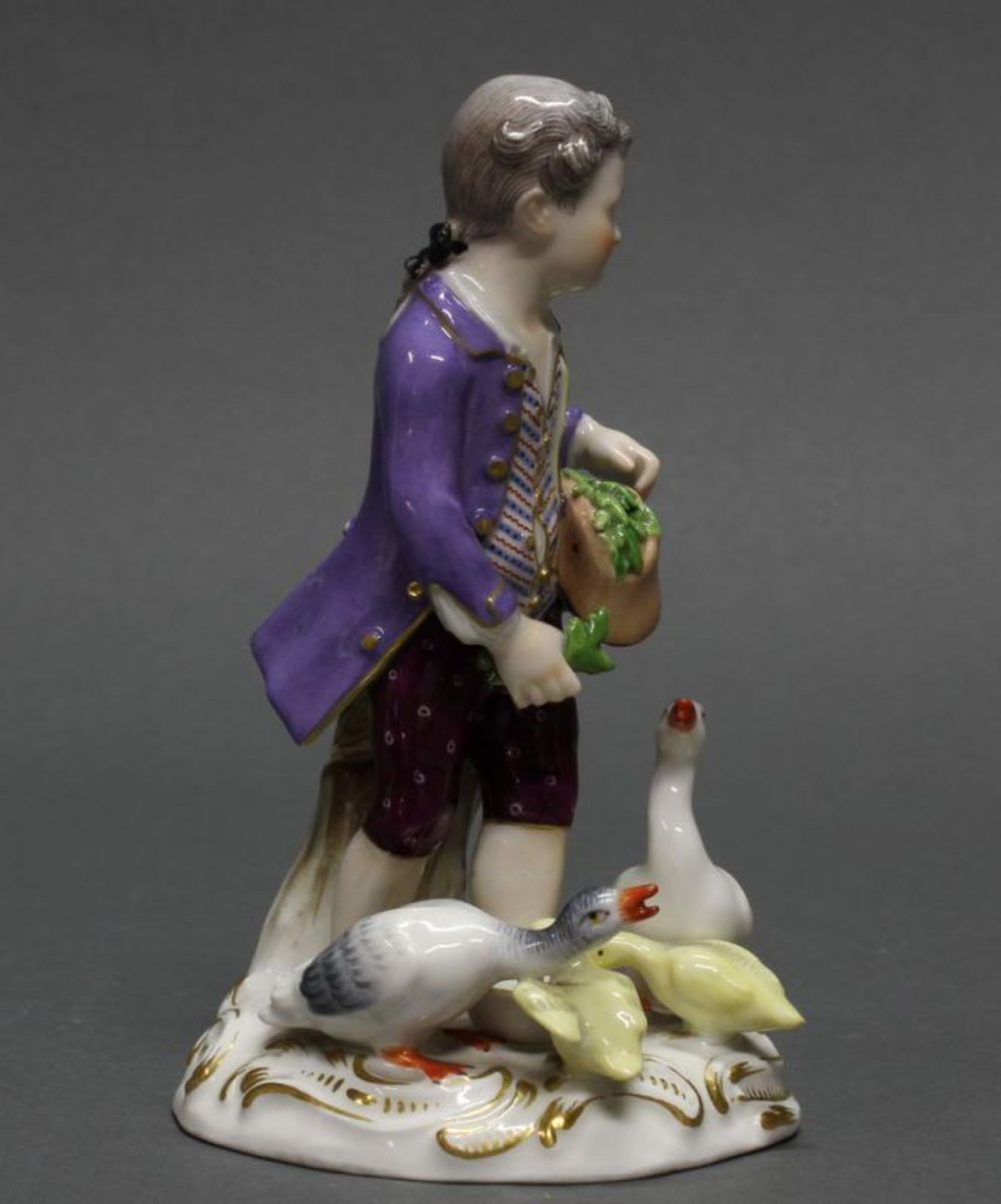 Porzellanfigur, "Knabe, Gänse fütternd", Meissen, Schwertermarke, 1850-1924, 1. Wahl, Modellnummer C - Image 2 of 4