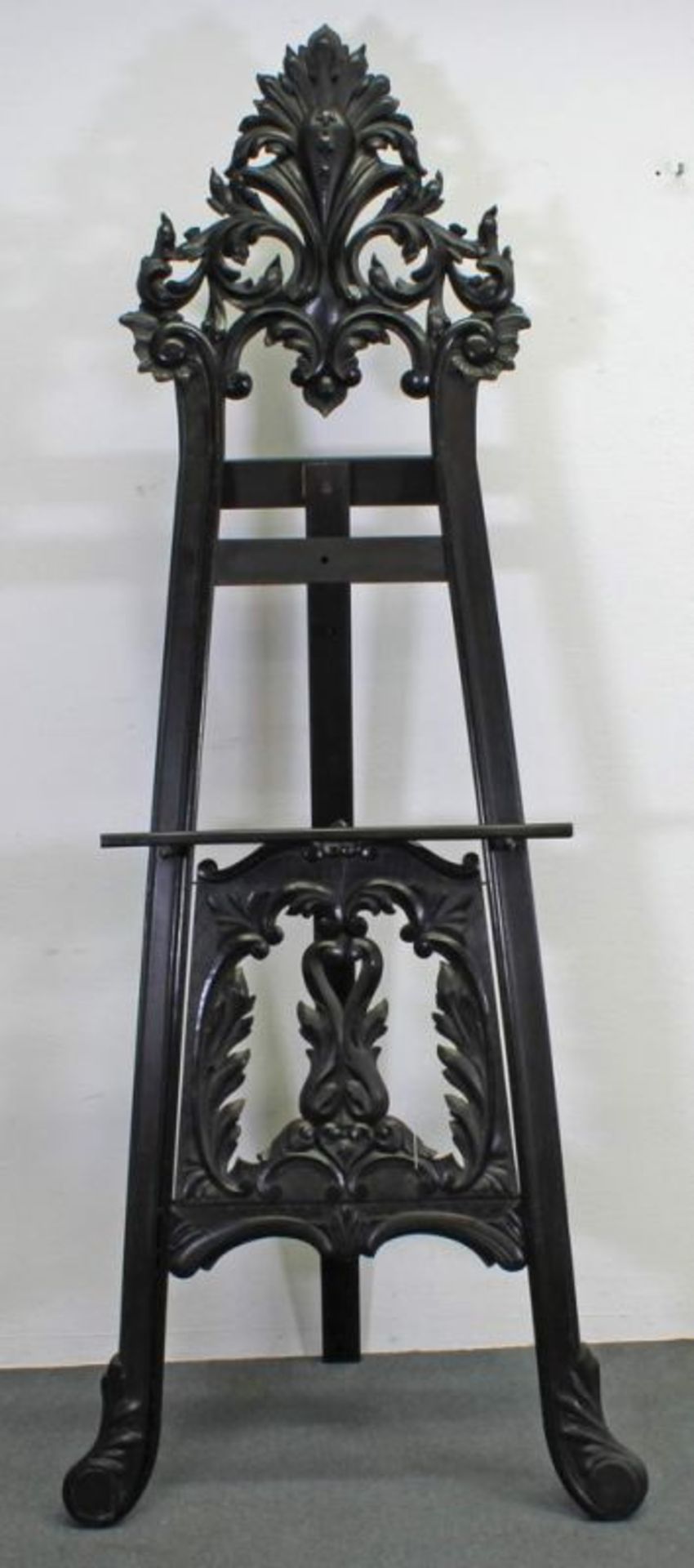 Staffelei, um 1900, Holz, dunkel patiniert, reich geschnitzt, 218 cm hoch, 85 cm breit, kleine