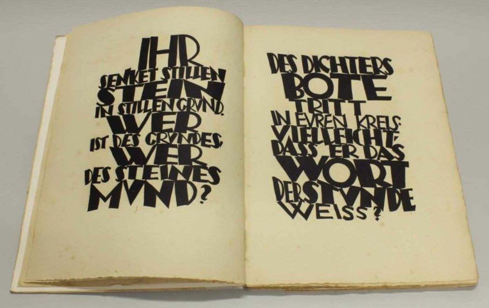 Buch, "Die neue Stadt", O.R. Schatz, mit Holzschnitten, 1926-27, leicht fleckig 20.00 % buyer's - Image 2 of 4
